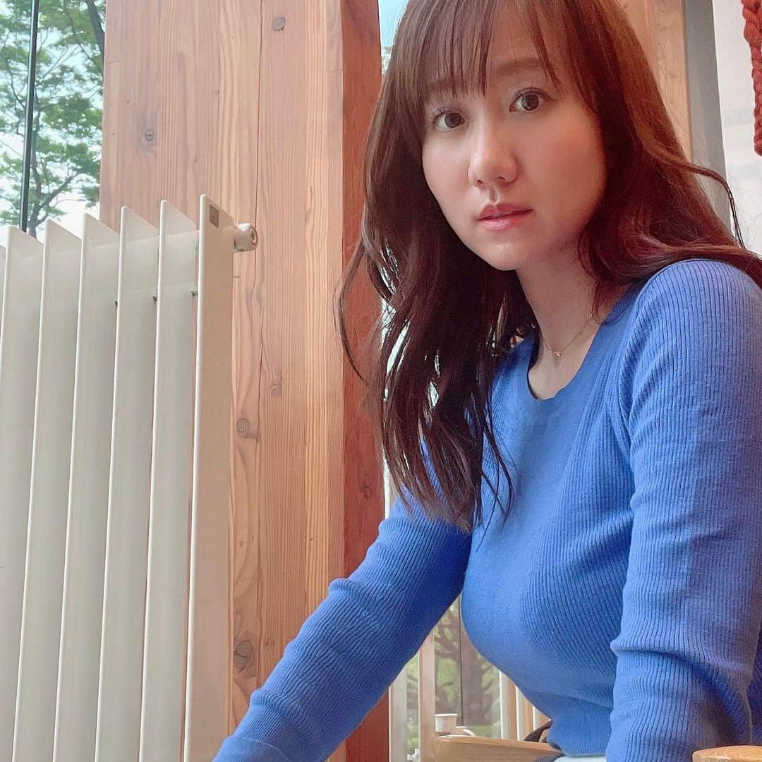 吉井明子さんのインスタグラム写真 - (吉井明子Instagram)「ෆ☕️ ෆ 😯  #明さんぽ #オフショット #私服 #青空ニット #気象予報士 #気象キャスター #weatherforecaster #기상캐스터　#氣象主播 #吉井明子」4月13日 11時05分 - akiko_yoshii_sunny_rain