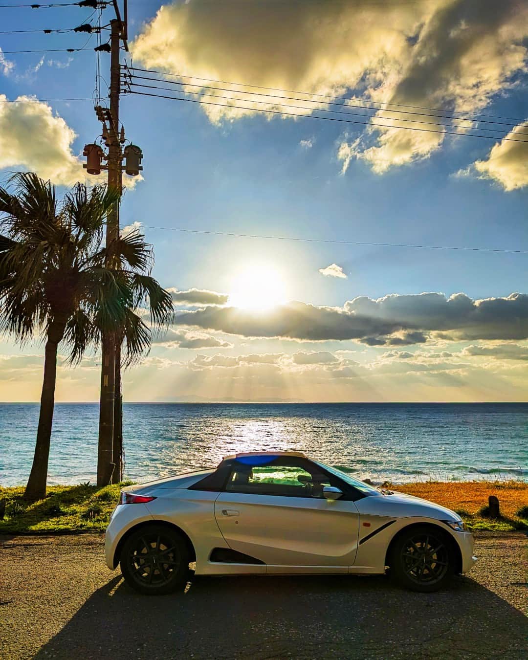 Honda 本田技研工業(株)さんのインスタグラム写真 - (Honda 本田技研工業(株)Instagram)「夕日の柔らかな光が差し込む、気持ちの良い景色ですね！ 広大な海をバックにしたロケーションも手伝い、開放感が抜群です😃 . 「阿久根の夕日」 Photo by @rashimarin19 . #MeandHonda #Honda #クルマ #car #S660 #写真 #photo #ファインダー越しの私の世界 . 本アカウントでは、「 #MeandHonda 」をつけてInstagramに投稿された皆さんの写真を紹介させていただきます。 Honda製品を取り入れた作品はもちろん、製品が写っていない作品も大歓迎です！ . 思い出の写真や自宅付近で撮影された写真など、たくさんのご投稿をお待ちしています。」4月13日 11時15分 - hondajp
