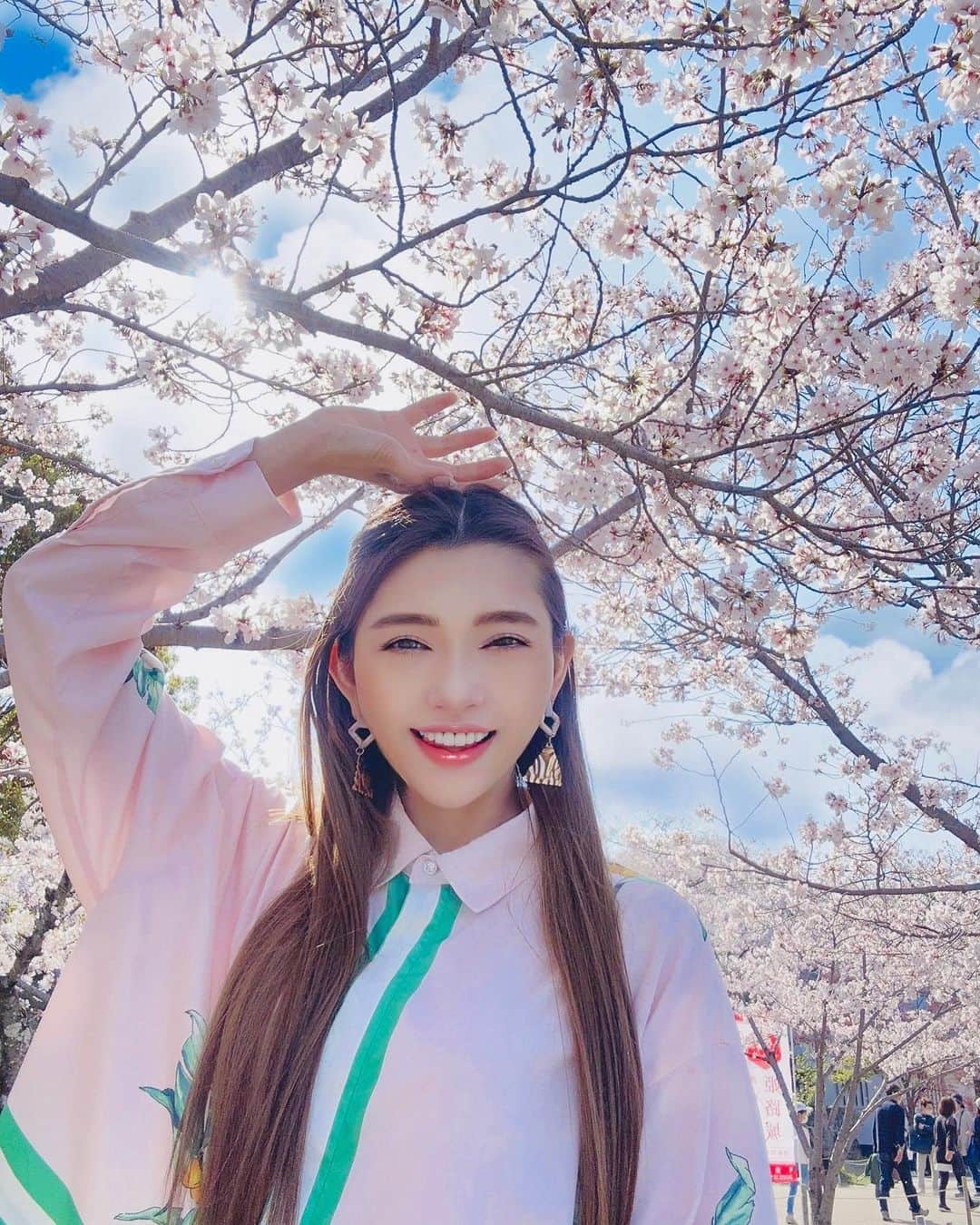 マキろんのインスタグラム：「#感情豊かに暮らすこと #シワ対策 #若返り   笑って笑って とはよく言うものの  実は 自分の心に素直に 怒ったり😡悲しんだり😭 したほうがいいって 知ってましたか❓  人の心は身体とリンク してる  心の声に自制をかけてると 必ず体に現れるんだよ  そして いつのまにか 笑顔がわざとらしくなって 目が笑ってなくて 怖い顔に、、、  表情ひとつ変えず 生きてたら 表情筋も動かないから 顔がシワだらけになるよ  余談) よくドラマでもある 好きな相手を茶化して わざと怒らせるシーン あるよね けど仲良しーみたいな  あれって大事✌️  その人に対して怒って また元のように仲良くすると さらに好きになってない❓😂  感情を動かされるって 感動、悲しみ、怒り 色々あるけど どれもとっても大事  きっと感情が動くってこと 魂が揺さぶられてると 同じことなんよね たぶんだけどwwww  #ツインレイ  は大きな弊害がつきもの  🔥🤗❤️ 🔥🤗❤️ 🔥🤗❤️  #令和のアラフィフ#山内智恵 #波動を上げる方法  #引き寄せの法則実践中」