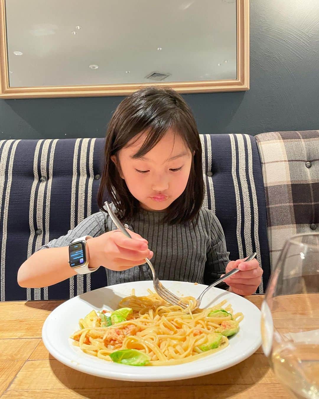 秋定麻紀子のインスタグラム：「娘とお買い物。 作りたてのチーズいっぱい買って ランチして、学校で使うもの買いに行って。  Apple Watchは私のですが 休日出かける時は娘に付けてます。 電車の乗り方や操作してみたり、時計見たり。 「ママ、LINE来てるよー」って教えてくれたり（笑）  そして娘用に既にiPhoneがあるので 自分で色々見たりして、楽しんでいます。 iPad持ち歩くのも重いし、私は小さいバッグで出掛けたいので。自分で全部持たせてます。 見た感じ、ほんと大人と変わらない（笑）  最後の写真は 学校で使う薄手のハンカチを買いに行って、可愛い柄がたくさんある中で、娘が選んだハンカチです。（笑） 「コレで本当にいいの？」 って何回か聞いたけどブレず（笑） どうしても犬が良かったみたいです（笑） 確かに猫のハンカチは多かったけど、犬は全然なかったかも？  かわいいなぁ。 #小学1年生 #小1 #小学生 #6歳女の子 #娘コーデ」