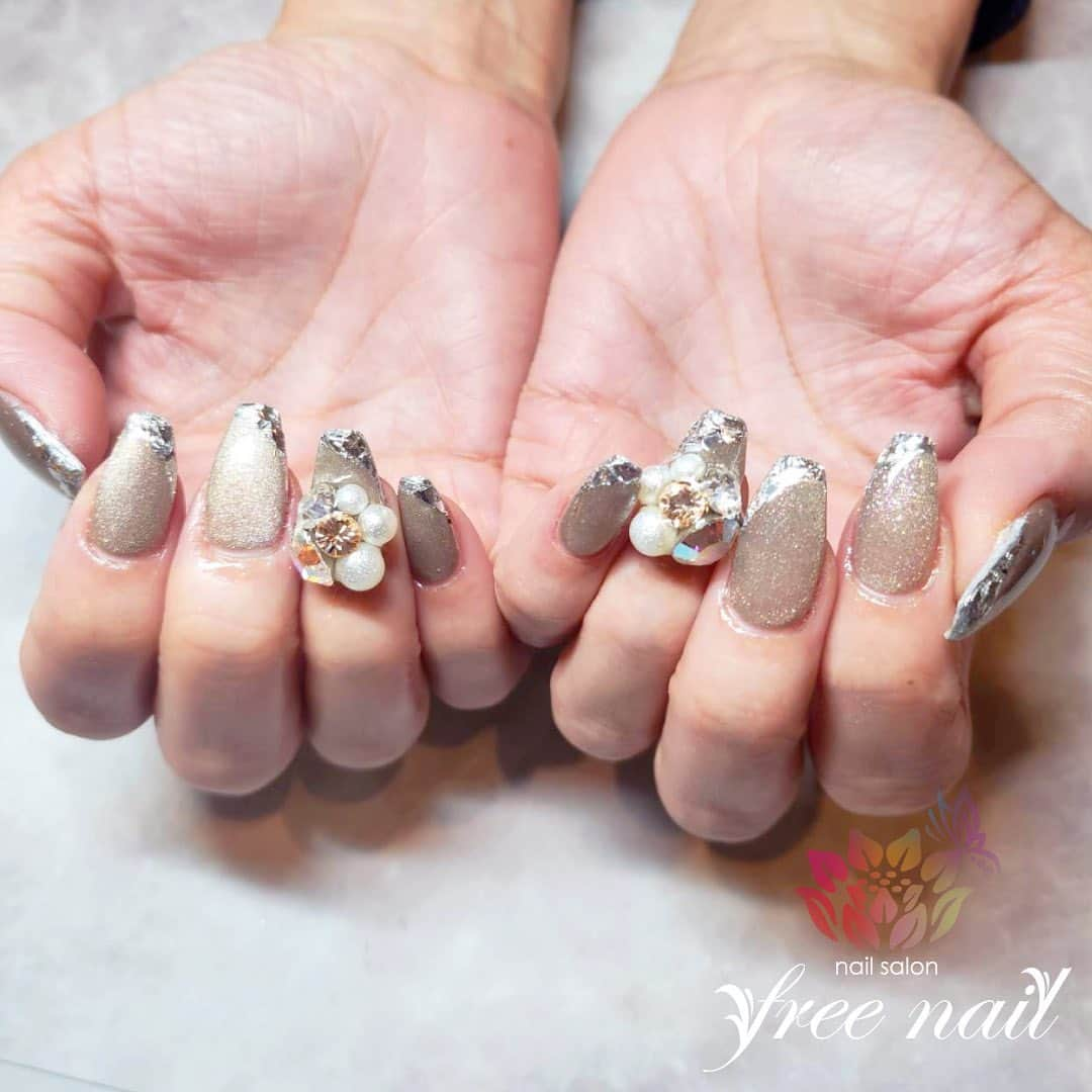 free nail フリーネイルさんのインスタグラム写真 - (free nail フリーネイルInstagram)「. お客様ネイル💅🏻🪷 . マグネット×ガラスフレンチ🪐 . 大人のおしゃれネイル🥺💎 . ご来店ありがとうございました🙇🏻‍♀️🙇🏻‍♀️🙇🏻‍♀️💗 . #ネイルアート #ジェルネイル #ネイルサロン #大阪ネイルサロン #ネイルデザイン #ネイルチェンジ #マグネットネイル #スターギャラクシー #ガラスフレンチ #ビジューネイル #ベージュネイル #キラキラネイル #デザインネイル #トレンドネイル #おしゃれネイル #大人ネイル #春ネイル #springnails #nailsart #nailsdid #美甲 #日式美甲 #日式美甲胶 #日本美甲师 #日本美甲老师 #美甲上课 #日本胶 #フリーネイル #freenail」4月13日 16時55分 - freenail_jpn