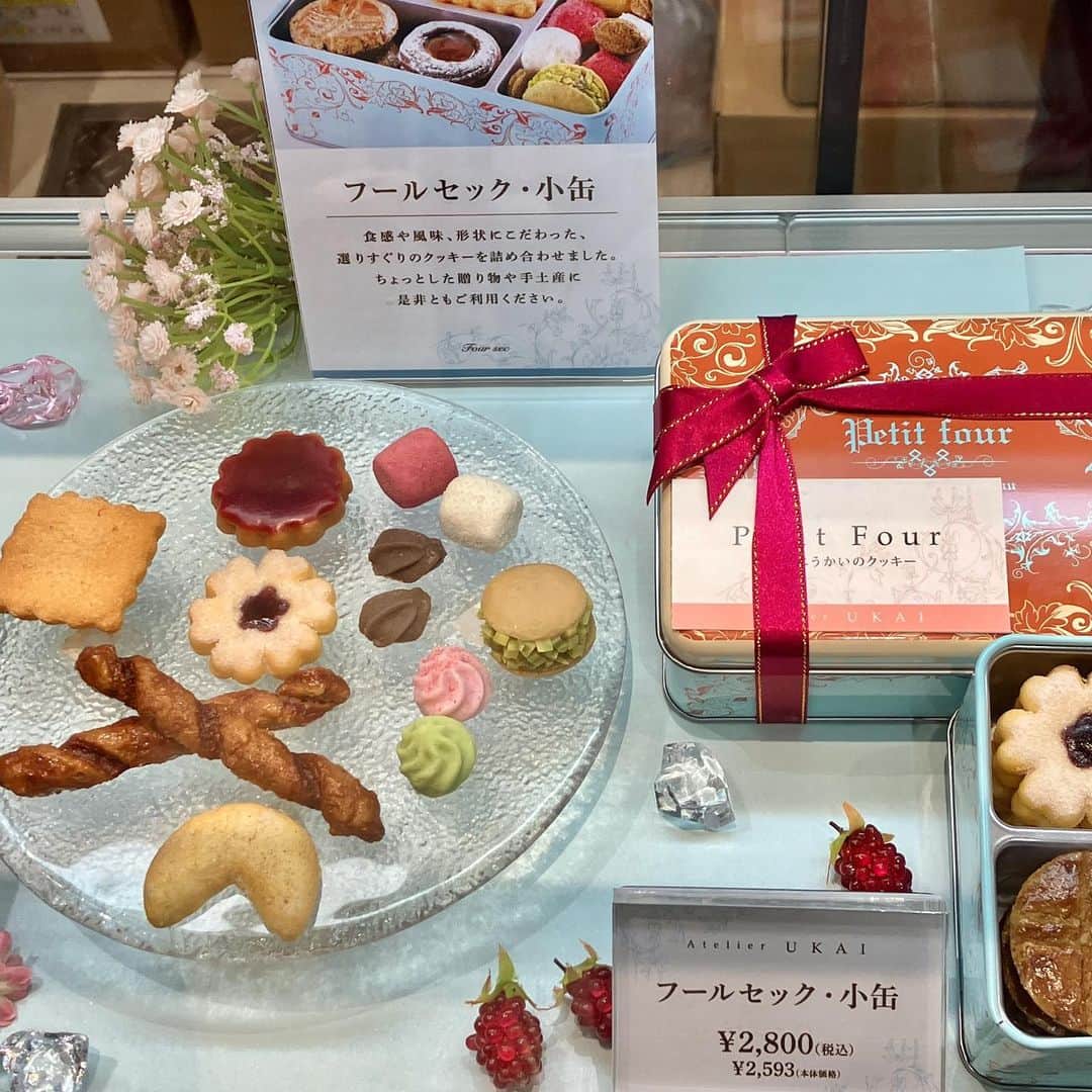 daimarusapporoさんのインスタグラム写真 - (daimarusapporoInstagram)「ときめきあふれるクッキー缶🕊 地1階 ほっぺタウンに〈#アトリエうかい〉が出店中💐  彩り豊かなクッキーが楽しめる、こだわりのクッキー缶がずらりとそろいました😳❤  〈アトリエうかい〉のクッキー缶は、味わいや食感にこだわった個性豊かなクッキーのラインナップが魅力。  ほろほろ食感のクッキー、甘酸っぱいジャムにアクセントの塩味など 何回食べても幸せな気分を楽しめる、色とりどりのクッキーたちにときめきます🍪  今回は、3種類のクッキー缶、サブレ缶、和の素材を使った「ふきよせ」3種類が登場。 「ふきよせ」には、春限定の『さくら』もございます😌🌸  ぜひ店頭でご覧ください！ ※4/18(火)まで  💐インスタライブ開催💐 4/14(金) 20:45開始予定 店頭から、おすすめ商品を詳しくご紹介🌸 大丸札幌店のアカウント(@daimarusapporo)からご覧いただけます！  💐グランシェフパティシエ  鈴木滋夫氏が来店します💐 4/15(土) 10:00〜・16(日) 10:00〜  #大丸札幌 #クッキー缶 #お取り寄せスイーツ #札幌スイーツ #sapporosweets #春スイーツ #手土産スイーツ #ご褒美スイーツ」4月13日 16時48分 - daimarusapporo