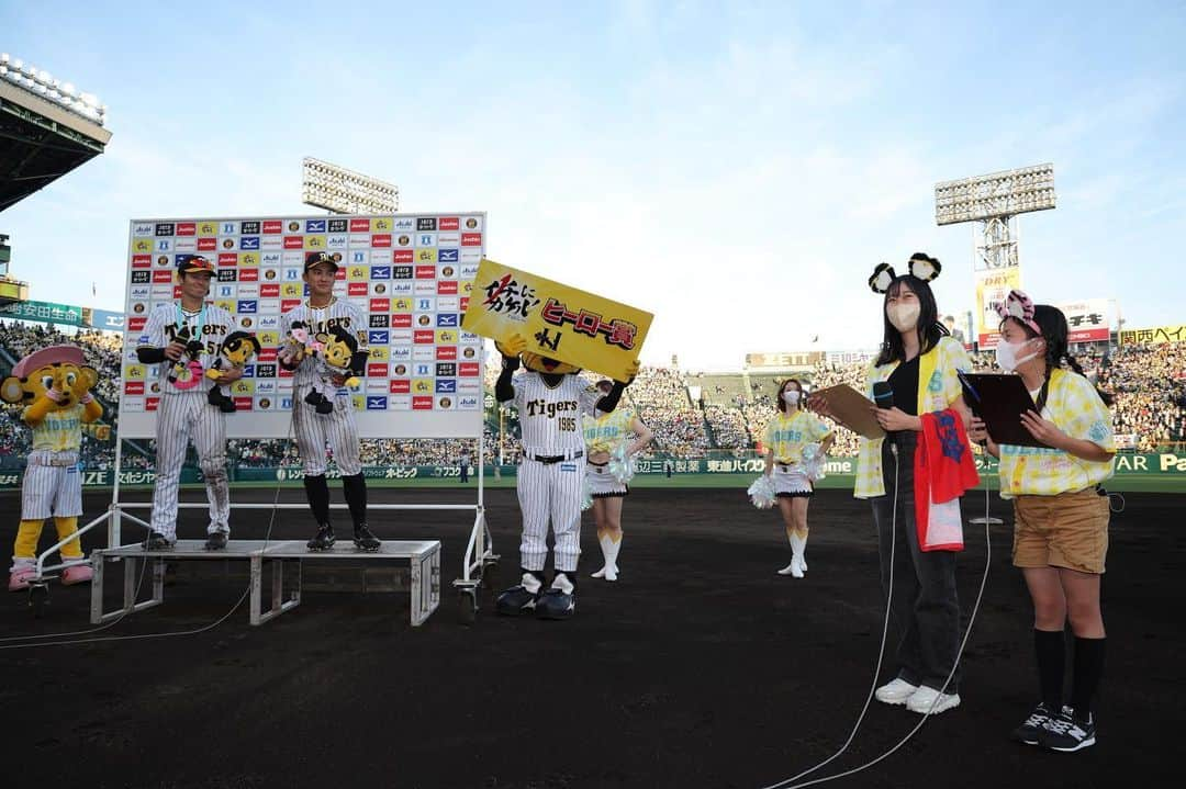 TORACOのインスタグラム：「＼TORACO DAYイベント情報解禁④／  5/13(土)・14(日)は当日エントリー抽選のイベント盛りだくさん🙌 「ヒーロー選手にインタビュー」や「円陣イベント」など特別イベントをご用意しました💛  エントリー条件・方法の詳細はコチラ hanshintigers.jp/toraco/guest/  #阪神タイガース #今年のTORACOは一味違う #TORACO #TORACODAY」