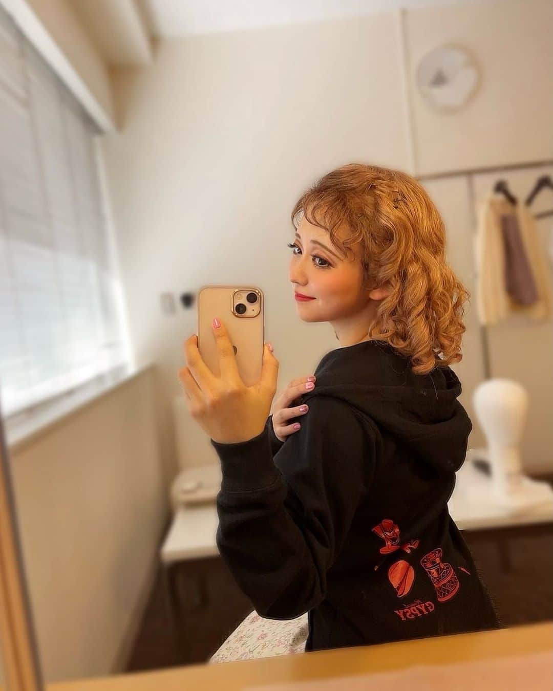 熊谷彩春のインスタグラム：「ミュージカル『GYPSY』 本日はマチネ公演でした🌹 ご観劇ありがとうございました！ 皆様からの温かい拍手や笑い声、いつもとっても嬉しいです。 ありがとうございます！ 　 GYPSYのカンパニーウェアが届きました🫶 普段使いしたいくらい可愛いー！！ カンパニーウェアと同じ柄のトートバッグは劇場でお買い求めいただけるようです🫣💕 　 さて、明日も13:00開演！ 子役はチームレッドです🔴 東京芸術劇場にてお待ちしています🩰 　 #ミュージカル #GYPSY2023 #カンパニーウェア #嬉しくてるんるんなジューンです」