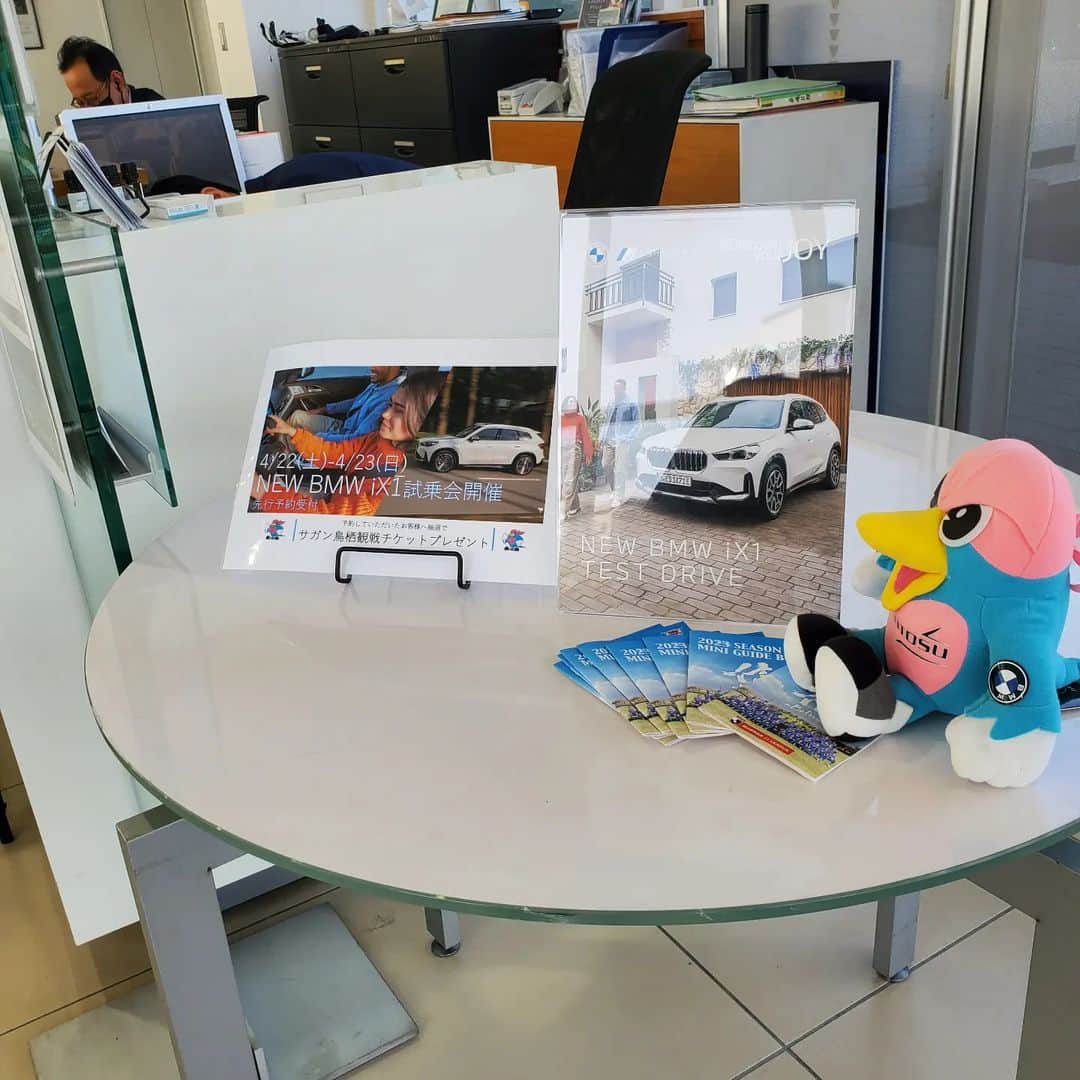 岡本昌弘のインスタグラム：「佐賀BMWにやってきました。 いつもお世話になっております！ 店内にウィントス君います✨」