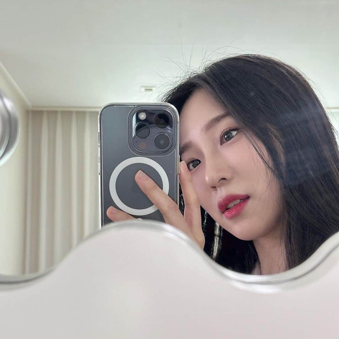 ZUYONIのインスタグラム：「거울이 더럽길래 끼꼭끼꼭 닦고 찍었다🧽 번잡해진 마음도 깨끗이 닦아 씁시다~~~」
