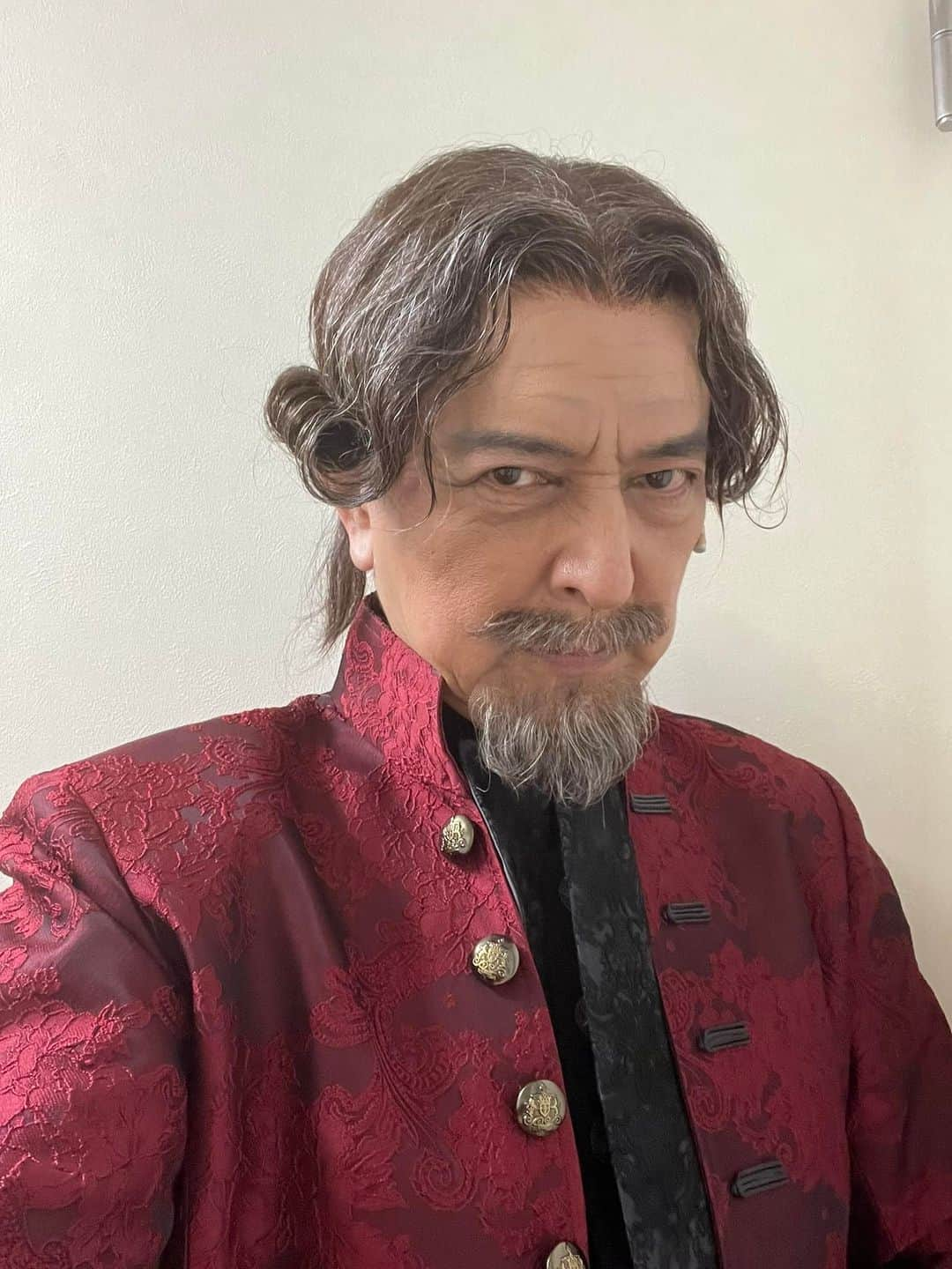 榎木孝明さんのインスタグラム写真 - (榎木孝明Instagram)「「サンソン〜ルイ16世の首を刎ねた男」ご観劇のススメ  いよいよ明日14日は初日です。一昨年5月にコロナ禍で中止になって以来、再演を願ってやっとここまでたどり着いたという思いでいっぱいです。芝居をやれる喜びを噛み締める日々です。  生と死の真実を探す事は私の永遠のテーマですが、この芝居はまさにそれが表裏一体にある感覚を持てる作品です。舞台のセットは、シンプルかつ重厚で三宅純氏の音楽は素晴らしく、まさしく総合芸術と呼べる世界です。時空を超えたフランス革命期に生きた人々に会いに、どうぞ劇場へお越し下さい。  #サンソン〜ルイ16世の首を刎ねた男」4月13日 16時55分 - taka121234aki