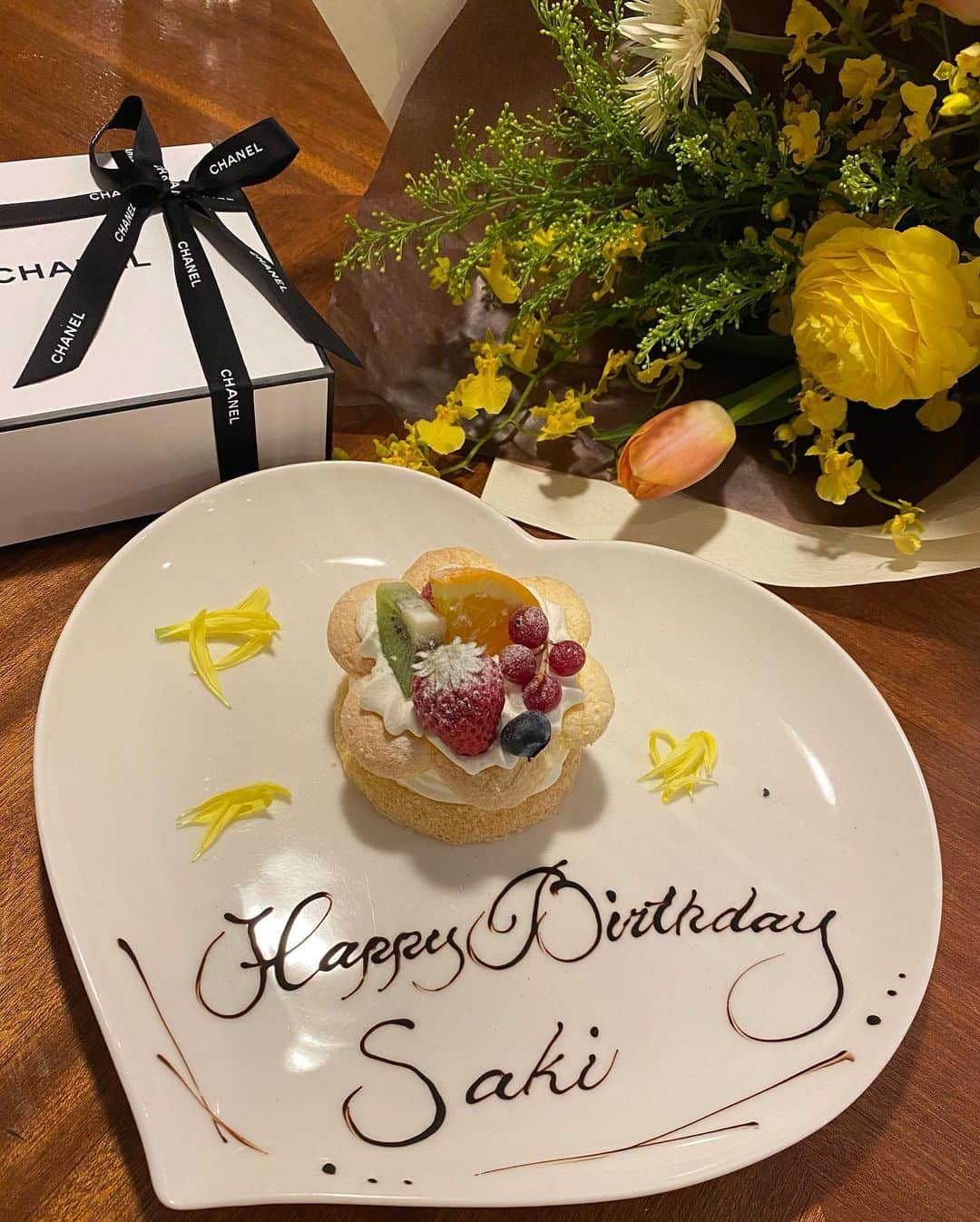 田畑佑莉さんのインスタグラム写真 - (田畑佑莉Instagram)「定例会🌼🌿 @sakiii049 のお誕生日お祝いで集合🥂 優しくて可愛いさきさん🥛🫧 綺麗なだけでなく面白さも兼ね備えてて 心が綺麗で余裕があって、人への思いやりが溢れてるような人で、私もシャンとしようと学ぶことが多く 女性としても尊敬してます。こんな私といつも遊んでくれる ことに感謝...✨  一緒に計画たててくれた @maipipii 👶本当にありがとう いつもPの笑顔に救われてる🥺守りたいこの笑顔... さきさんと一緒に守っていきます←  2人に会うと優しいほっこりした気持ちになれて、 また明日も頑張ろうって思える💛 仕事が頑張れる、家事ができる（←人としてやれ）のも友達や一緒にいてくれる人のおかげで、周りにいる人の存在に感謝です。  もう本当くだらないことで連絡とったり会ったら たくさん笑ったり幸せだぁ〜チャージされました。🔋 みんな今日も頑張ってる。私も頑張ろう！  今日もいい日になりますように💐」4月13日 11時25分 - lily02tbt