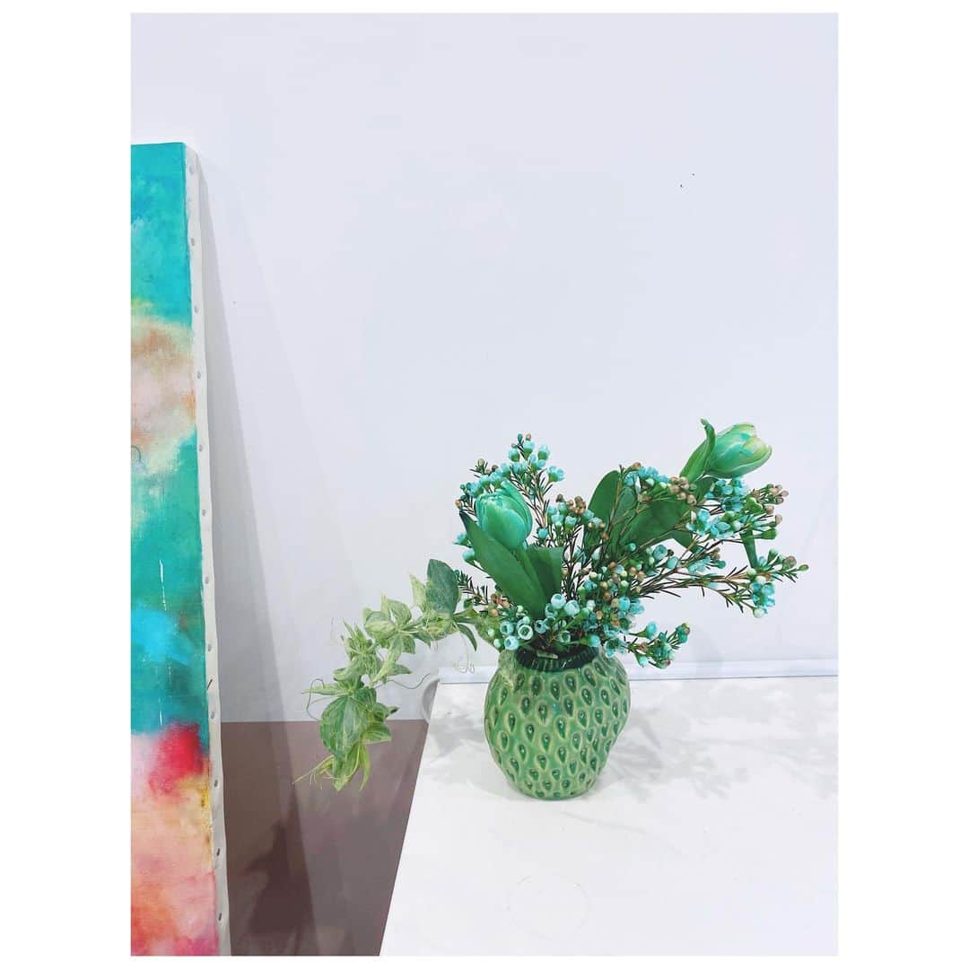 大塚愛さんのインスタグラム写真 - (大塚愛Instagram)「ターコイズブルーが好きでミントグリーンとの絡みは健やかなパワーくれるよね。 っていうテーマで花を飾りました。  あぁ、可愛い。  AIO　#flowers  #インテリア」4月13日 11時34分 - aiotsuka_official