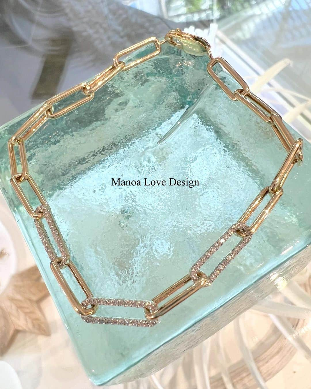 Manoa Love Design Hawaiiのインスタグラム：「Diamond Paperclip chain bracelet✨  #manoalovedesign #waikiki#waikikibeach #manoa#hawaiivacation #hawaiitravel #hawaiitrip #jewelryshop #jewelryaddict #マノアラブデザイン #マノア#ペーパークリップ #ダイヤモンドブレスレット #ワイキキ#ハワイ好き#ジュエリーブランド#ジュエリーショップ#ハワイ在住#ハワイ情報」