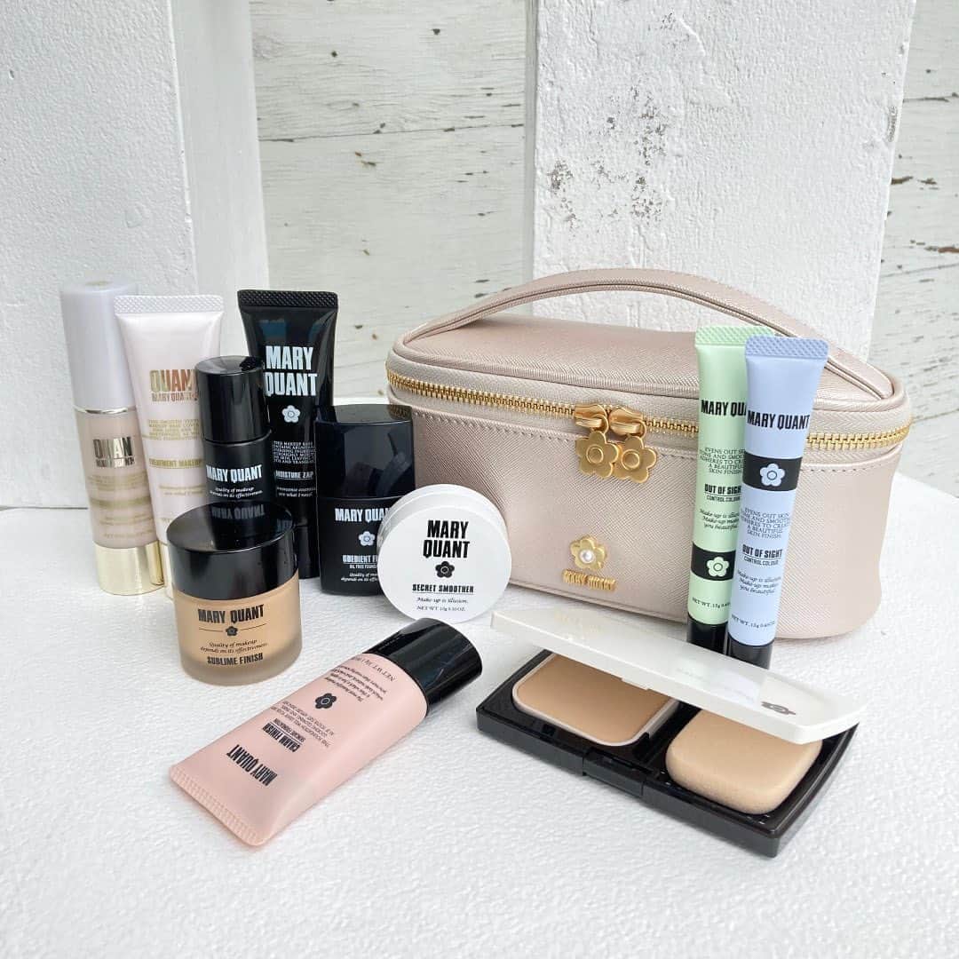 MARY QUANT officialのインスタグラム：「開催中！ 対象の下地・ファンデーションが10％OFF！ MARY'S MAKEUP -Feel Fresh!- vol.1 BASE MAKEUP - 期間中 すべてのお客様を対象に  マリークヮントの下地  ファンデーションが10％オフ！ マスクを外してお出かけすることが増える この機会にマリークヮントのコスメで メイクをもっと楽しんで！ - 期間 全国ショップ：4/1(Sat)～4/30(Sun) オンラインショップ：4/3(Mon)～5/1(Mon)9:59  対象商品 ＜下地＞ #モイスチャーザップ #オイルザップ #シークレットスムーザー #アウトオブサイトコントロールカラー 01、02 #クヮントバイマリークヮントトリートメントメークアップベース  ＜ファンデーション＞ #チャームフィニッシュ #スムーメイク #オビーディエントフィニッシュ #サブライムフィニッシュ #クヮントバイマリークヮントトリートメントリキッドファンデーション - オンラインショップでご購入のお客様は 対象商品10％オフに加えて 税抜3,000円以上のご購入で 画像2枚目  #クレンジングマッサージクリームミニボトル (10g)を プレゼント！ - ※期間中は何回でもご利用いただけます ※お買い上げ金額分のポイントも通常通り加算されます - 画像ポーチは6月下旬より順次展開予定 - #MARYQUANT #マリークヮント #下地 #ファンデーション #メイクアップベース #プライマー #リキッドファンデーション #クリームファンデーション #パウダーファンデーション #新生活 #ベースメイク」