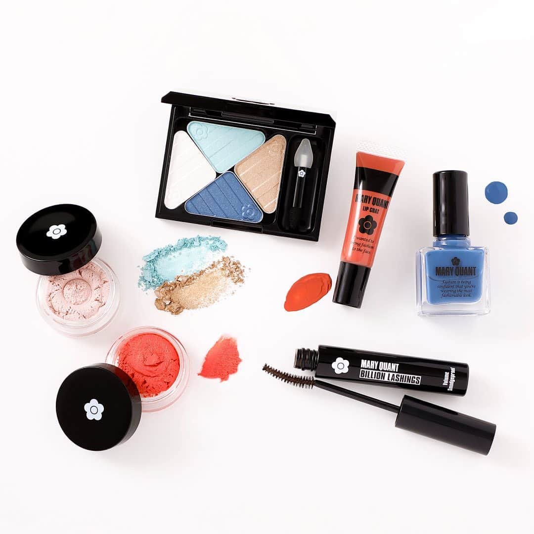 MARY QUANT officialのインスタグラム：「- SUMMER MAKEUP 2023 - JUICY POP MAKEUP - アイ #アイオープナー 010をアイホールにのせ 066を上から重ねる 038を上まぶたキワと下まぶたの目尻に アイラインとして入れる 051を下まぶたの目尻から2/3まで だんだんと薄くなるように入れる #ビリオンラッシングス 02を上下まつ毛に たっぷりつける #チーキーベビー 02 を頬の高い位置に 丸く入れポップな印象に 06を鼻筋とCゾーン 三角ゾーンに入れ立体感を出す #リップチャット 14を唇の中央から外側に向かって 薄くなるように塗る - #ネイルポリッシュ 024を爪全体に塗る - オンラインショップにてバーチャルメイクを 体験できます！ - #MARYQUANT #2023SUMMER #COSMETICS  #BEAUTY  - #マリークヮント #アイシャドウ  #アイライナー #マスカラ #アイライン  #チーク #リップ  #ネイル #夏メイク」