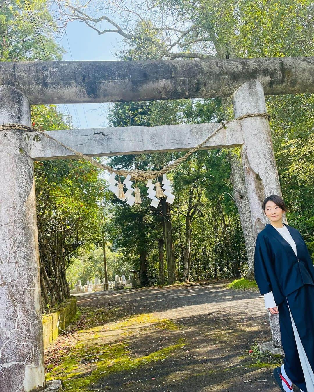 眞鍋かをりさんのインスタグラム写真 - (眞鍋かをりInstagram)「洋服と着物を融合した 「ほんきもの」 作っていただきました！  着物の美しさを残しつつ、機能性と動きやすさを追求した現代の和服  襟や袖、裾のシルエットは着物そのもの✨ 足元は靴でも草履でもOKです。  これまで、趣味の寺社参拝へいくときはなるべく着物で行っていたのですが、遠方への旅行や子連れのときは着物はなかなか大変…簡単に着られる和服はないものか、と思っていた時に、デザイナーの戸田光祐さん#todakohsuke にお会いしました。（7枚目の写真の方です）  お仕事の場で戸田さんをお見かけして、着ていらした和洋折衷なお召し物に目が釘付け👀  「それどこのものですか！？」とお尋ねしたところ、なんと戸田さんご自身のプロデュースでした。 女性ものはまだ無かったのですが、一からデザイン画を起こして女性版「ほんきもの」を作って下さいました。 （なので現在、世界で１つです！）  シルエットだけでなく、スリットや裏地まで全て美しく、本当に気に入っています。 これを着て色々な神社に参拝に行こうと思います。  戸田さんのアカウントを貼らせていただくのでぜひ見てみてください。他の作品も本当に素晴らしいです！  #ほんきもの #戸田光祐 #和洋折衷コーデ #着物コーディネート」4月13日 11時52分 - wo_0531