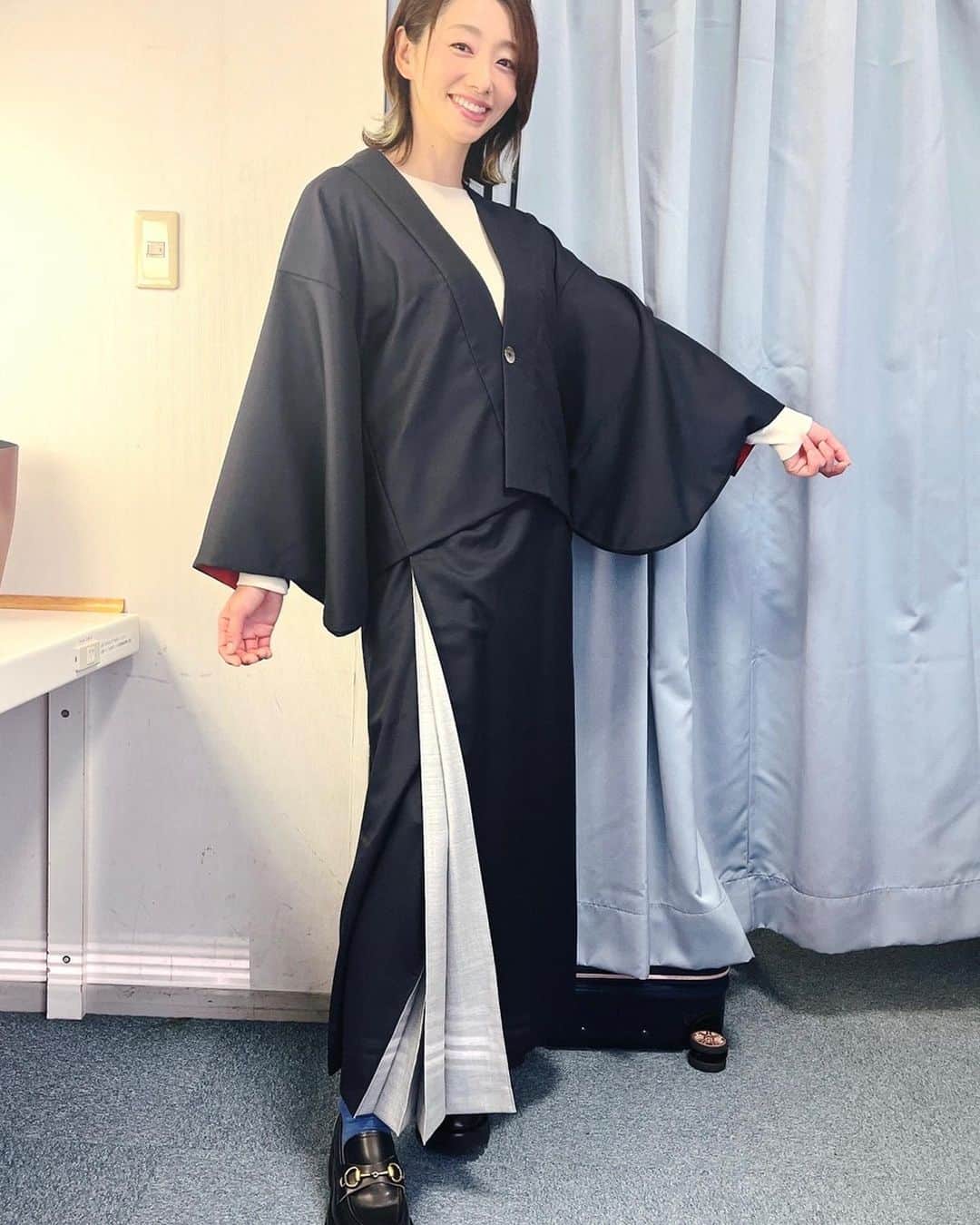眞鍋かをりのインスタグラム：「洋服と着物を融合した 「ほんきもの」 作っていただきました！  着物の美しさを残しつつ、機能性と動きやすさを追求した現代の和服  襟や袖、裾のシルエットは着物そのもの✨ 足元は靴でも草履でもOKです。  これまで、趣味の寺社参拝へいくときはなるべく着物で行っていたのですが、遠方への旅行や子連れのときは着物はなかなか大変…簡単に着られる和服はないものか、と思っていた時に、デザイナーの戸田光祐さん#todakohsuke にお会いしました。（7枚目の写真の方です）  お仕事の場で戸田さんをお見かけして、着ていらした和洋折衷なお召し物に目が釘付け👀  「それどこのものですか！？」とお尋ねしたところ、なんと戸田さんご自身のプロデュースでした。 女性ものはまだ無かったのですが、一からデザイン画を起こして女性版「ほんきもの」を作って下さいました。 （なので現在、世界で１つです！）  シルエットだけでなく、スリットや裏地まで全て美しく、本当に気に入っています。 これを着て色々な神社に参拝に行こうと思います。  戸田さんのアカウントを貼らせていただくのでぜひ見てみてください。他の作品も本当に素晴らしいです！  #ほんきもの #戸田光祐 #和洋折衷コーデ #着物コーディネート」