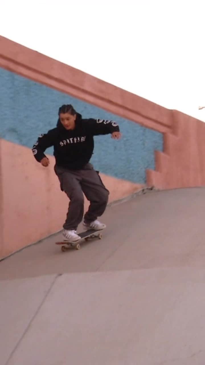 マライア・デュランのインスタグラム：「Tre -Flip  on the side of the freeway 🤫🎢 Rapa Nui Part 🍿 🎥: @_ibm5100」