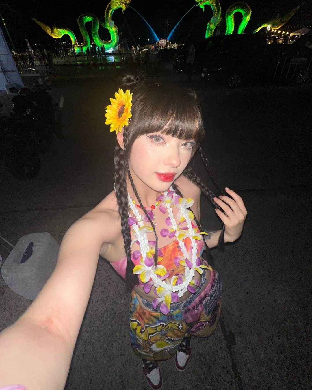 ヤンニーン・ワイゲルのインスタグラム：「Thai แท้ 100%🌺💦」