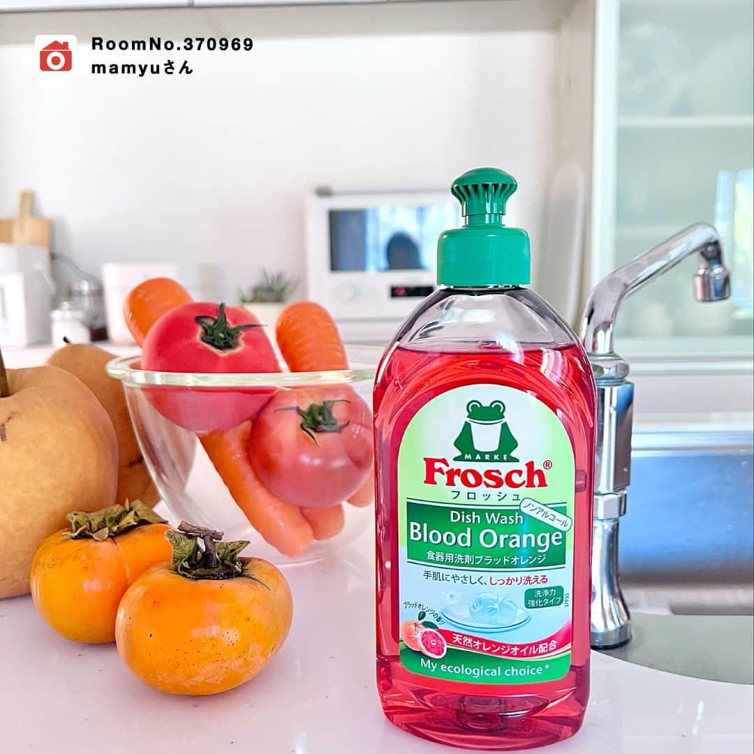 Frosch（フロッシュ）さんのインスタグラム写真 - (Frosch（フロッシュ）Instagram)「フロッシュ®︎のある素敵なキッチンをご紹介する企画「KITCHEN TOUR（キッチンツアー）」。  -----------------------  家の中でもキッチンがとても大事な場所という方、多いのではないでしょうか？  温かさを感じたり落ち着く場所だったり💛  今回も、＠roomclipでモニターとして投稿いただいた方の中から、素敵なキッチンをご紹介します。  観葉植物が飾られていたり、カラフルでポップな食器が並んでいたりなど魅力的なキッチンがたくさん！  5枚目の写真にはなんとも可愛らしい子が！？  ぜひ、キッチンコーディネートの参考にしてみてくださいね🎵  ----------------------  フロッシュ®︎では、「#フロッシュのある暮らし」の投稿を募集しています。 ※投稿は公式アカウントで紹介させていただくことがあります。  素敵な投稿をお待ちしております✨  #roomclip #投稿募集 #投稿 #募集 #フロッシュのあるキッチン #暮らしのヒント ＃暮らしの知恵 #地球にやさしい #サステナブル #sustainable #エシカル #丁寧な暮らし #SDGs #エコ #eco #自然にやさしい #手肌にやさしい #食器用洗剤 #フロッシュのある暮らし #フロッシュ #Frosch #lifestyle #ライフスタイル」4月13日 12時00分 - frosch.jp