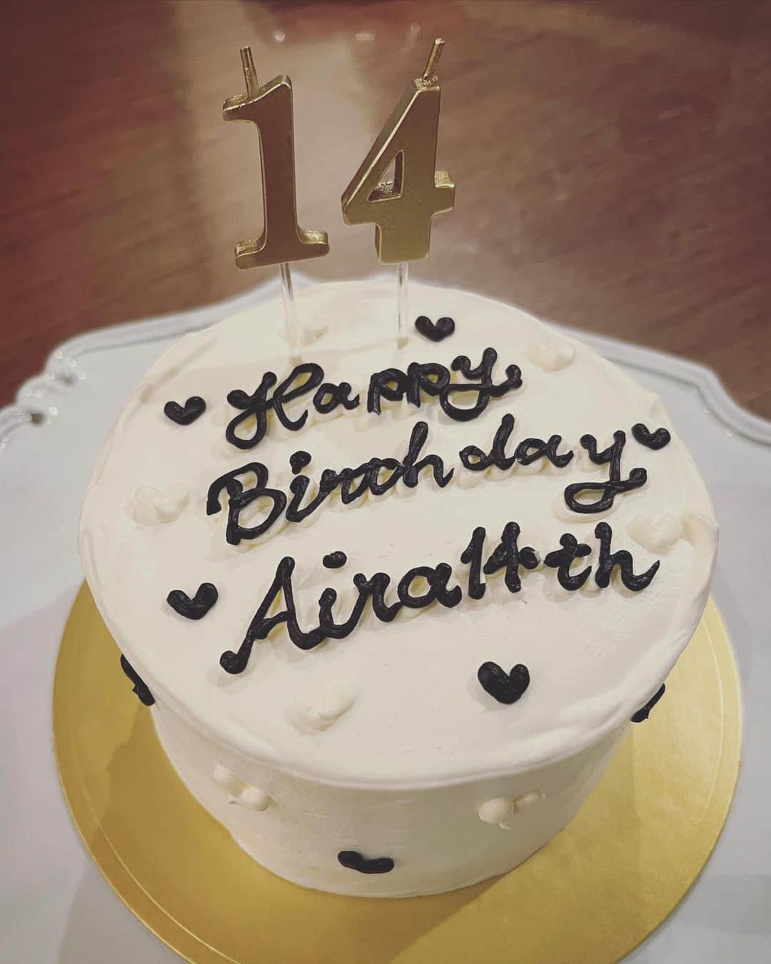 畑野ひろ子のインスタグラム：「先日、長女が14歳の誕生日を迎えました🎂  最近は、大好きなダンスを通じて沢山の方と繋がる事ができたり、いろいろな経験ができている様子。夢中になれる事があるって幸せですね🥰 これからも、自分らしく、笑顔で😊✨  お花は、お姉ちゃん大好きの次女が選んでブーケにしました💐 #誕生日おめでとう」