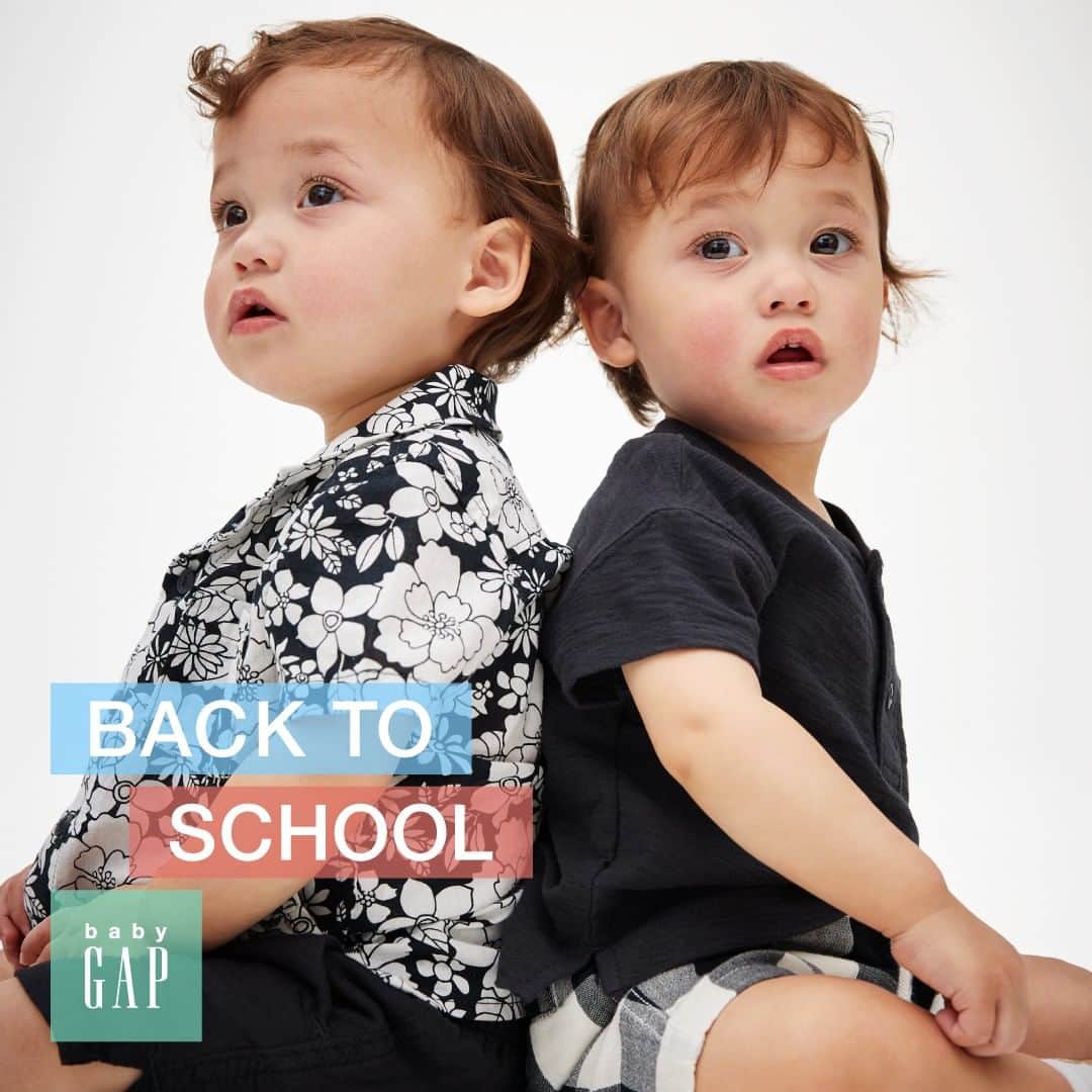 GapKids_jpのインスタグラム：「ファミリーコーデが楽しめるモノトーンセットアップ。パステルカラーやカラフルでキュートなデザインを選ぶことが多いけど、実はモノトーンも人気の1つ👀 ぜひ試してみて♪  Liam and Leon / ブラナンクラブ・モデルコンテスト 2022受賞  ＜着用アイテム＞ 59961400/Infant Boy フローラルセットアップ(左) 59978600/Infant Boy ギンガムチェック セットアップ(右)  #backtoschool #gapkids」