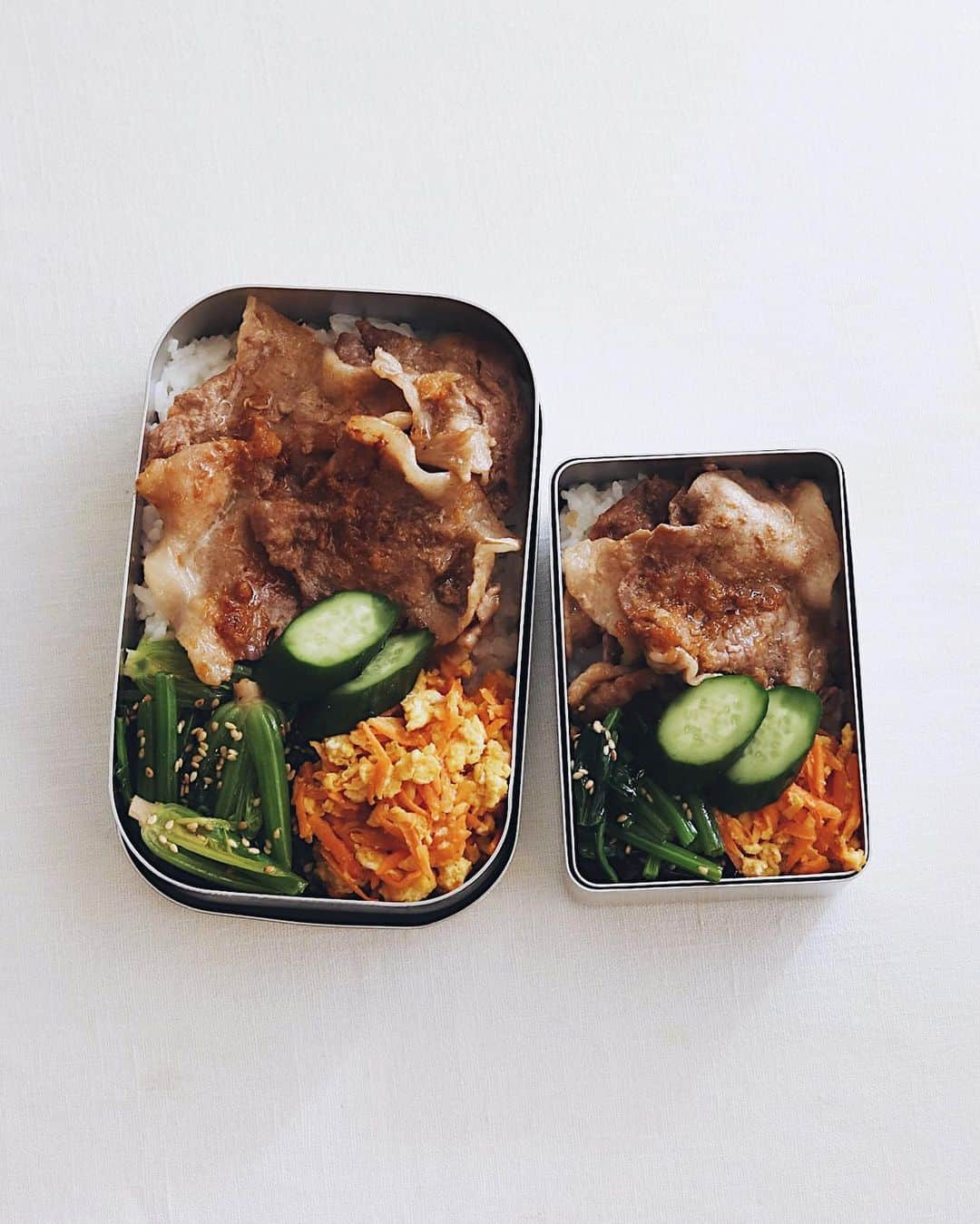 樋口正樹さんのインスタグラム写真 - (樋口正樹Instagram)「Pork Ginger Bento . お昼に豚の生姜焼き弁当。 豚肩ロースの生姜焼きに きゅうりぬか漬け添えて、 左下はほうれん草ナムル、 右下はにんじんしりしり。 . . . #生姜焼き弁当 #しょうが焼き弁当 #お弁当 #ほうれん草ナムル #にんじんしりしり #bento #porkginger」4月13日 12時02分 - higuccini