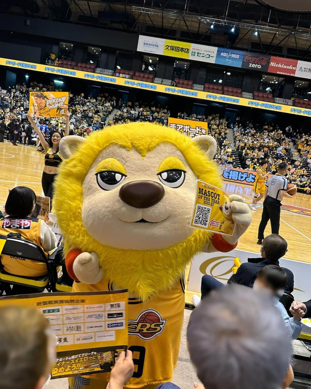 関根ささらさんのインスタグラム写真 - (関根ささらInstagram)「#仙台89ers 🆚 #FE名古屋 Game1 @ #ゼビオアリーナ仙台 ⛹️‍♂️🏀  先日、初の仙台89ERSホームゲームへ行ってきました🫶🏻✨ . . 今年で3シーズン目となる私がMCを務める #Bリーグ 応援番組【 #BMYHERO 】ですが、元Bリーガーで現在仙台89ERSの社長を務める志村社長にご出演いただいたことがあり、その時からずーっと行ってみたかったアリーナ、、、！💛🌼  さらに今シーズン去年末の12月に名古屋三遠ツアー(1人旅)に行った際に「荷物を預けるロッカーが見つからない！」とTwitterで嘆いていたら、志村社長から引用RTで「仙台にはクロークあります！」とコメントをいただきまして、、、！💡なんて遠征民に優しいアリーナなんだ！！絶対行くぞ！！と心に決めてたの🥹☀️  (今回もまた母を連れて #仙台旅行 でした◎)  イエロープロジェクトのお話も番組で伺っていたので、アリーナ近辺で黄色いお花を見ると「あ！これだ！」と嬉しくなったり、会場入り口付近でアリーナに来ているファンの方々とコミュニケーションを取る姿を見て、改めて素晴らしいクラブだなぁと実感☺️✨✨  アリーナに入ってからも広々とした #アリーナグルメ ブースに、充実のラインナップすぎるグルメたち、一ヶ所に集約され見やすくなっているグッズ売り場、アリーナの見やすさと会場内の熱気、、、なんかもう試合始まる前からすでに心が満たされてた！！ . . . . この日の試合は、昨シーズン共にB1昇格を果たし #プレーオフ 決勝で惜敗した #ファイティングイーグルス名古屋 との、今季初の対戦🏀🔥  仙台のファンの方々には、他の対戦カードとはまた違った熱量のある試合なのだとTipoff前から感じていました🥹🔥  もちろん、FE名古屋のファンの方々にとっても🥹✨ . . . . 結果は、激闘の末76-74で仙台の勝利❗️❗️  隣で見ていた母は、その熱量に感動して試合終了のブザーが鳴った瞬間号泣してました、、、🥹🔥今までに横浜、群馬、越谷、琉球のホームゲームに連れて行ったことがあるのですが、泣いてるのは初めて見た👏🏻👏🏻✨✨✨  贔屓にしてるチームの劇的勝利！とかではなく、ただ目の前で繰り広げられた素晴らしいプレーにただただ感動していました。こんなにもバスケ初心者を引き込むBリーグ、やっぱりすごいよなぁ、、🥹👏🏻✨ . . . . 今シーズンは行ける限り色んなアリーナに行く！を目標にしていて、行けなかったチームもあるけど予定していたアリーナにはほとんど行けていて🥹🌼  4月も5月もBリーグ観戦旅はまだまだ続きそうです🎀  「旅行がてら行ってみるか！」とBリーグに興味ない方にも少しでも気になってもらえたら嬉しい🥹💗 . . . . #bリーグ観戦 #bリーグマスコット #bリーグ好きな人と繋がりたい #basketball #bleague #バスケ女子 #バスケ観戦 #試合観戦 #スポーツ観戦」4月13日 12時05分 - sasarasekine