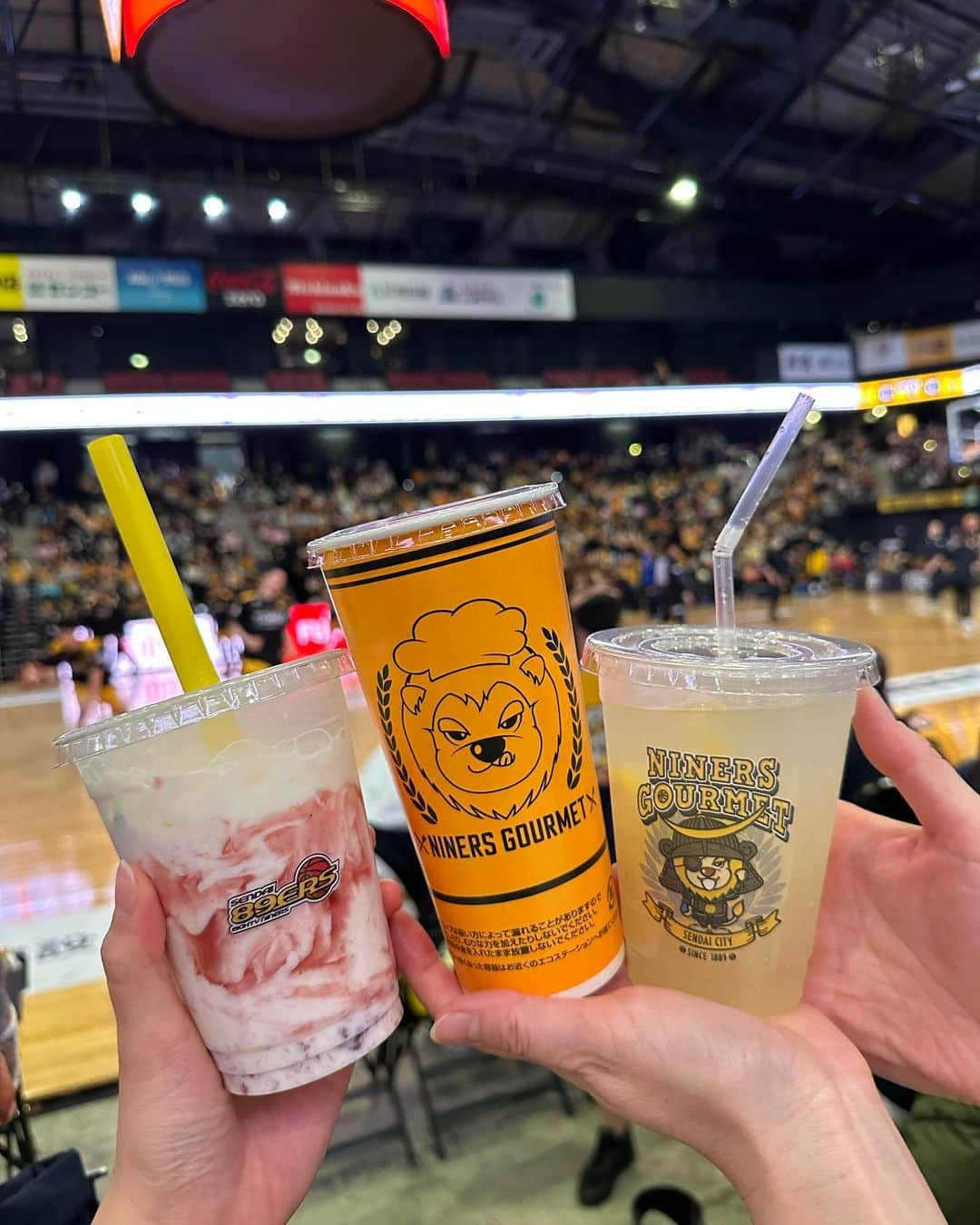 関根ささらさんのインスタグラム写真 - (関根ささらInstagram)「#仙台89ers 🆚 #FE名古屋 Game1 @ #ゼビオアリーナ仙台 ⛹️‍♂️🏀  先日、初の仙台89ERSホームゲームへ行ってきました🫶🏻✨ . . 今年で3シーズン目となる私がMCを務める #Bリーグ 応援番組【 #BMYHERO 】ですが、元Bリーガーで現在仙台89ERSの社長を務める志村社長にご出演いただいたことがあり、その時からずーっと行ってみたかったアリーナ、、、！💛🌼  さらに今シーズン去年末の12月に名古屋三遠ツアー(1人旅)に行った際に「荷物を預けるロッカーが見つからない！」とTwitterで嘆いていたら、志村社長から引用RTで「仙台にはクロークあります！」とコメントをいただきまして、、、！💡なんて遠征民に優しいアリーナなんだ！！絶対行くぞ！！と心に決めてたの🥹☀️  (今回もまた母を連れて #仙台旅行 でした◎)  イエロープロジェクトのお話も番組で伺っていたので、アリーナ近辺で黄色いお花を見ると「あ！これだ！」と嬉しくなったり、会場入り口付近でアリーナに来ているファンの方々とコミュニケーションを取る姿を見て、改めて素晴らしいクラブだなぁと実感☺️✨✨  アリーナに入ってからも広々とした #アリーナグルメ ブースに、充実のラインナップすぎるグルメたち、一ヶ所に集約され見やすくなっているグッズ売り場、アリーナの見やすさと会場内の熱気、、、なんかもう試合始まる前からすでに心が満たされてた！！ . . . . この日の試合は、昨シーズン共にB1昇格を果たし #プレーオフ 決勝で惜敗した #ファイティングイーグルス名古屋 との、今季初の対戦🏀🔥  仙台のファンの方々には、他の対戦カードとはまた違った熱量のある試合なのだとTipoff前から感じていました🥹🔥  もちろん、FE名古屋のファンの方々にとっても🥹✨ . . . . 結果は、激闘の末76-74で仙台の勝利❗️❗️  隣で見ていた母は、その熱量に感動して試合終了のブザーが鳴った瞬間号泣してました、、、🥹🔥今までに横浜、群馬、越谷、琉球のホームゲームに連れて行ったことがあるのですが、泣いてるのは初めて見た👏🏻👏🏻✨✨✨  贔屓にしてるチームの劇的勝利！とかではなく、ただ目の前で繰り広げられた素晴らしいプレーにただただ感動していました。こんなにもバスケ初心者を引き込むBリーグ、やっぱりすごいよなぁ、、🥹👏🏻✨ . . . . 今シーズンは行ける限り色んなアリーナに行く！を目標にしていて、行けなかったチームもあるけど予定していたアリーナにはほとんど行けていて🥹🌼  4月も5月もBリーグ観戦旅はまだまだ続きそうです🎀  「旅行がてら行ってみるか！」とBリーグに興味ない方にも少しでも気になってもらえたら嬉しい🥹💗 . . . . #bリーグ観戦 #bリーグマスコット #bリーグ好きな人と繋がりたい #basketball #bleague #バスケ女子 #バスケ観戦 #試合観戦 #スポーツ観戦」4月13日 12時05分 - sasarasekine