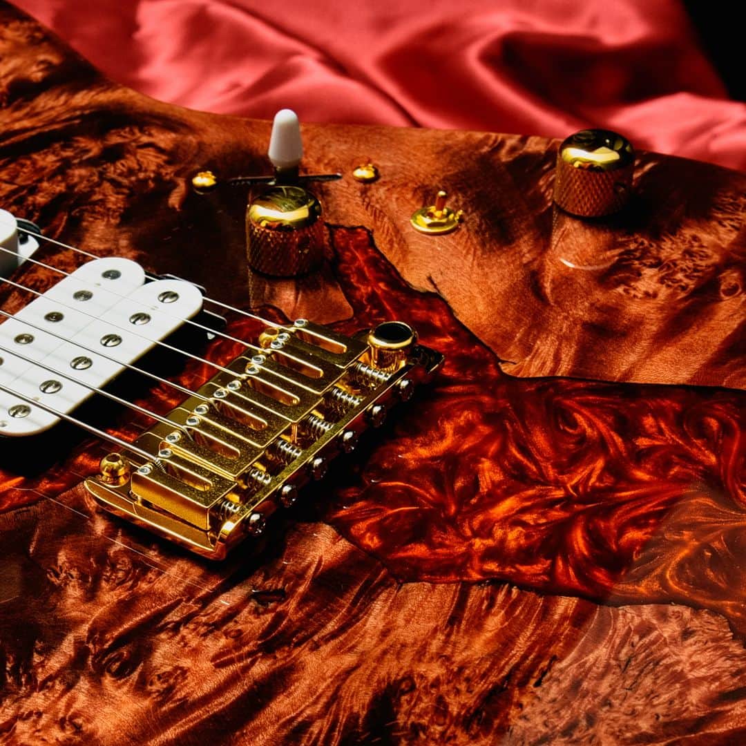 Deviserさんのインスタグラム写真 - (DeviserInstagram)「赤いギターは最高なんだってことをみんなに知ってもらいたい  #ディバイザー杢曜日」4月13日 12時10分 - deviser2016