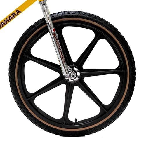 スタンダードカリフォルニアさんのインスタグラム写真 - (スタンダードカリフォルニアInstagram)「Kuwahara Bike Works × @screaminwheels × Standard California NOVA 24 Pre-Orderの予約販売が本日よりスタートです。   Kuwahara Bike WorksにScreamin' Wheels × Standard Californiaで別注した24inch BMX、NOVA 24です。 往年のモデル"NOVA"を彷彿とさせるループエンドのフレームに、Made in USAのSkyway "Tuff Wheel Ⅱ"の組み合わせ。 クランクは軽量なアルミCNC製の3ピースです。 フレームカラーはイエロー、KuwaharaロゴはブラウンでStandard Californiaカラーに。 フロントフォークはクロームメッキです。   Price ￥137,500 (税込)   予約締め切りは4/21 (金) 24:00です。  Kuwahara Bike Works × @screaminwheels × Standard California NOVA 24 Pre-Order has started from today untill Apr. 21st.   Please check it on our website.   @standardcalifornia @standardcalifornia_movie   #standardcalifornia #スタンダードカリフォルニア #kuwahara #screaminwheels #oldschoolbmx #vintagebmx #oldbmx #kuwaharabmx #kuwahara24 #screaminwheels #internationalshipping  #overseasshipping #worldshoppingjp #worldshopping」4月13日 12時15分 - standardcalifornia