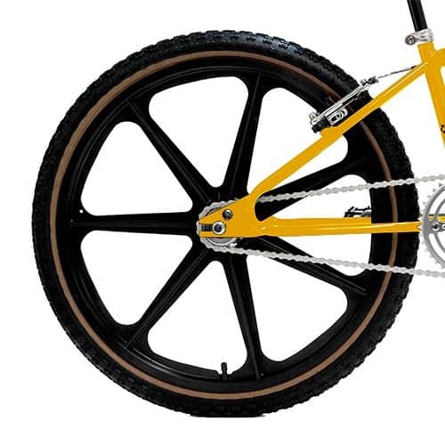 スタンダードカリフォルニアさんのインスタグラム写真 - (スタンダードカリフォルニアInstagram)「Kuwahara Bike Works × @screaminwheels × Standard California NOVA 24 Pre-Orderの予約販売が本日よりスタートです。   Kuwahara Bike WorksにScreamin' Wheels × Standard Californiaで別注した24inch BMX、NOVA 24です。 往年のモデル"NOVA"を彷彿とさせるループエンドのフレームに、Made in USAのSkyway "Tuff Wheel Ⅱ"の組み合わせ。 クランクは軽量なアルミCNC製の3ピースです。 フレームカラーはイエロー、KuwaharaロゴはブラウンでStandard Californiaカラーに。 フロントフォークはクロームメッキです。   Price ￥137,500 (税込)   予約締め切りは4/21 (金) 24:00です。  Kuwahara Bike Works × @screaminwheels × Standard California NOVA 24 Pre-Order has started from today untill Apr. 21st.   Please check it on our website.   @standardcalifornia @standardcalifornia_movie   #standardcalifornia #スタンダードカリフォルニア #kuwahara #screaminwheels #oldschoolbmx #vintagebmx #oldbmx #kuwaharabmx #kuwahara24 #screaminwheels #internationalshipping  #overseasshipping #worldshoppingjp #worldshopping」4月13日 12時15分 - standardcalifornia
