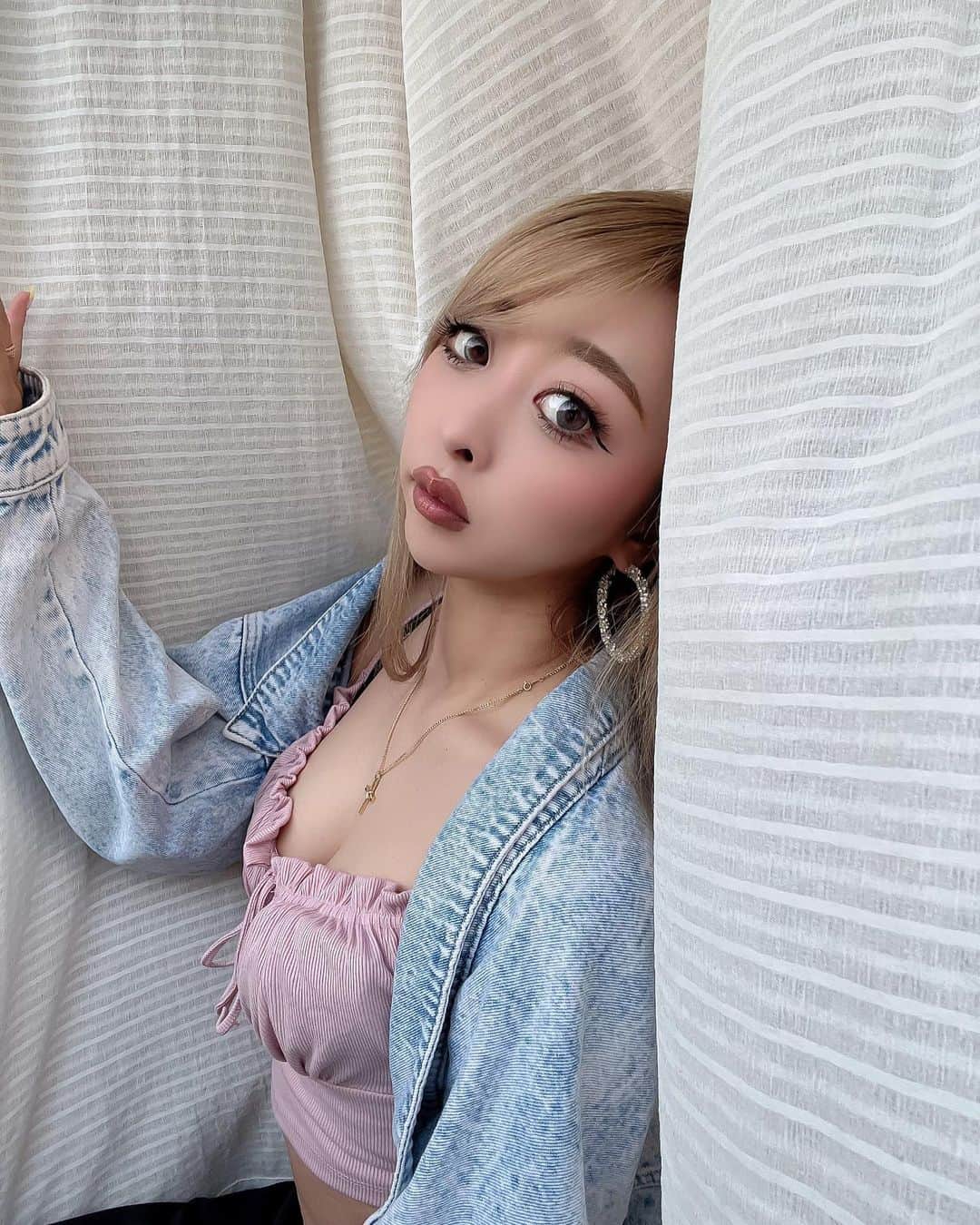 まあーか（まかたん）のインスタグラム：「. 近頃二の腕が気になり始めてきたのでそちらも強化したいと思います🥺🔥 体づくりって難しい😶‍🌫️ . #ハイトーン#バレイヤージュ#シャドールーツ#ハイトーンロング#シャツコーデ#セルフィー#カラコン#桜スポット#cherryblossom#🌸#🌼#外国人風カラー#春コーデ#メイク#셀스타그램 #오오티디 #일본 #일상 #패션 #메이크 #셀피 #selfie #zara#shein」