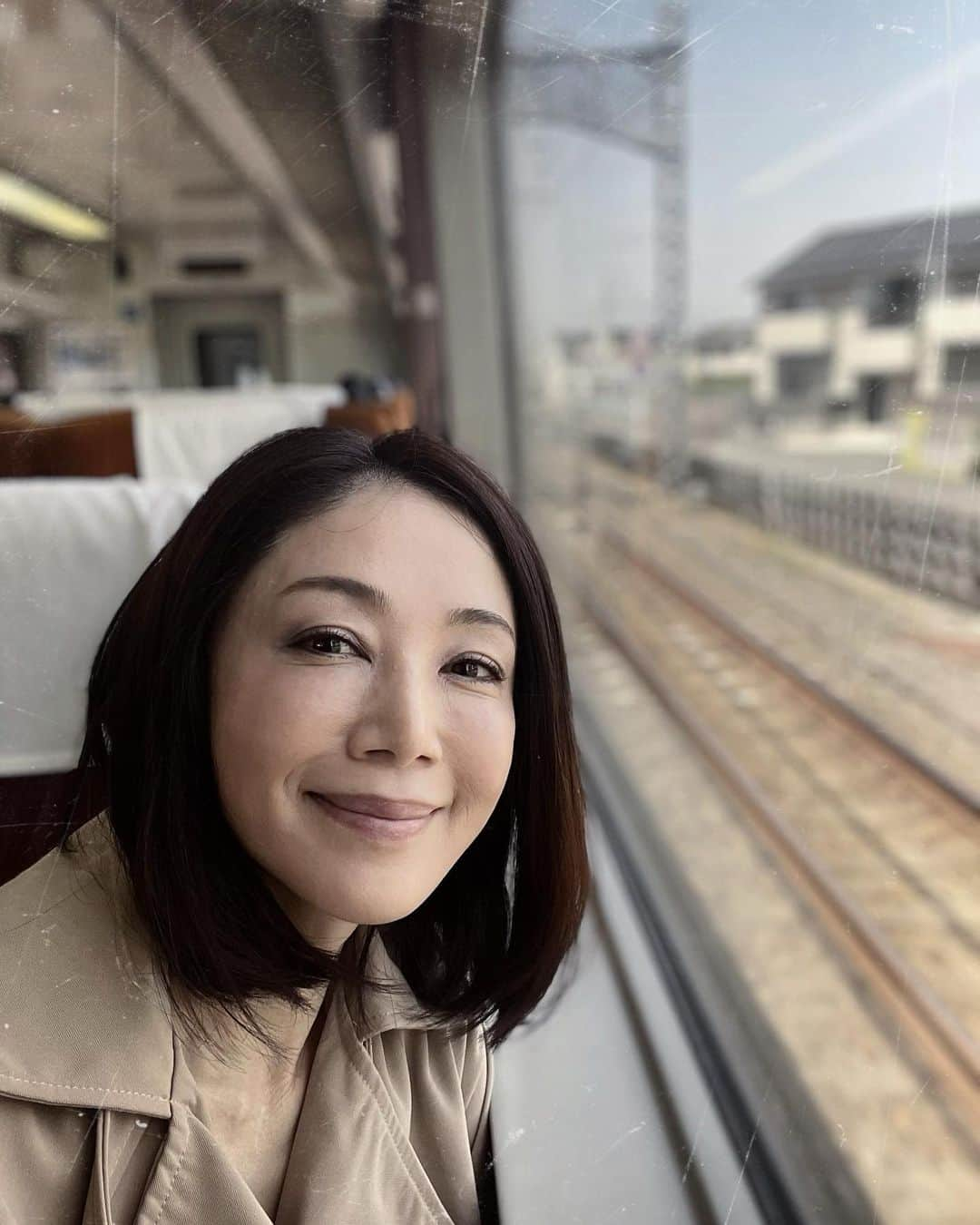 坂村かおるさんのインスタグラム写真 - (坂村かおるInstagram)「・ 久しぶりの特急りょうもう号にて ・ 車窓から見える景色は、春本番🌸 ・ 今日は、黄砂も飛んでいるので皆さんも気を付けてお過ごしくださいね🫢 ・ では、良い1日を！ ・ ・  いつも「いいね！」を頂きありがとうございます！ 皆さんのコメントに元気を貰っています😊 #クィーンオブ美魔女 #team美魔女 #美ST #坂村かおる #トータルビューティーアドバイザー #美しく老いる #バランス #美容 #コスメ #ファッション #今日のコーデ #トータルバランス #お洒落な人と繋がりたい #コスメ好きな人と繋がりたい #美意識高い人と繋がりたい #美魔女 #美魔女が変わる #アップデートしてる人と繋がりたい #自分らしくアップデート #黄砂に吹かれて #特急りょうもう号 #車窓」4月13日 12時22分 - kaoru.sakamura