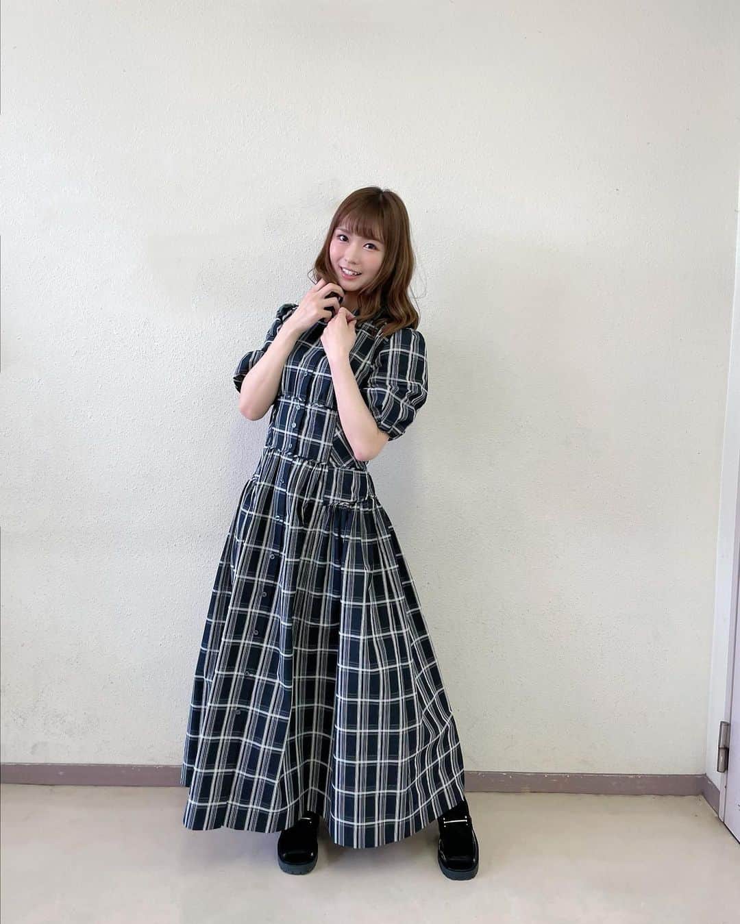 渕上舞のインスタグラム：「ブルーと悩んで、結果ブラックに決めました…🖤  #にじらじっ #渕上舞  #lilybrown ワンピース/シューズ」