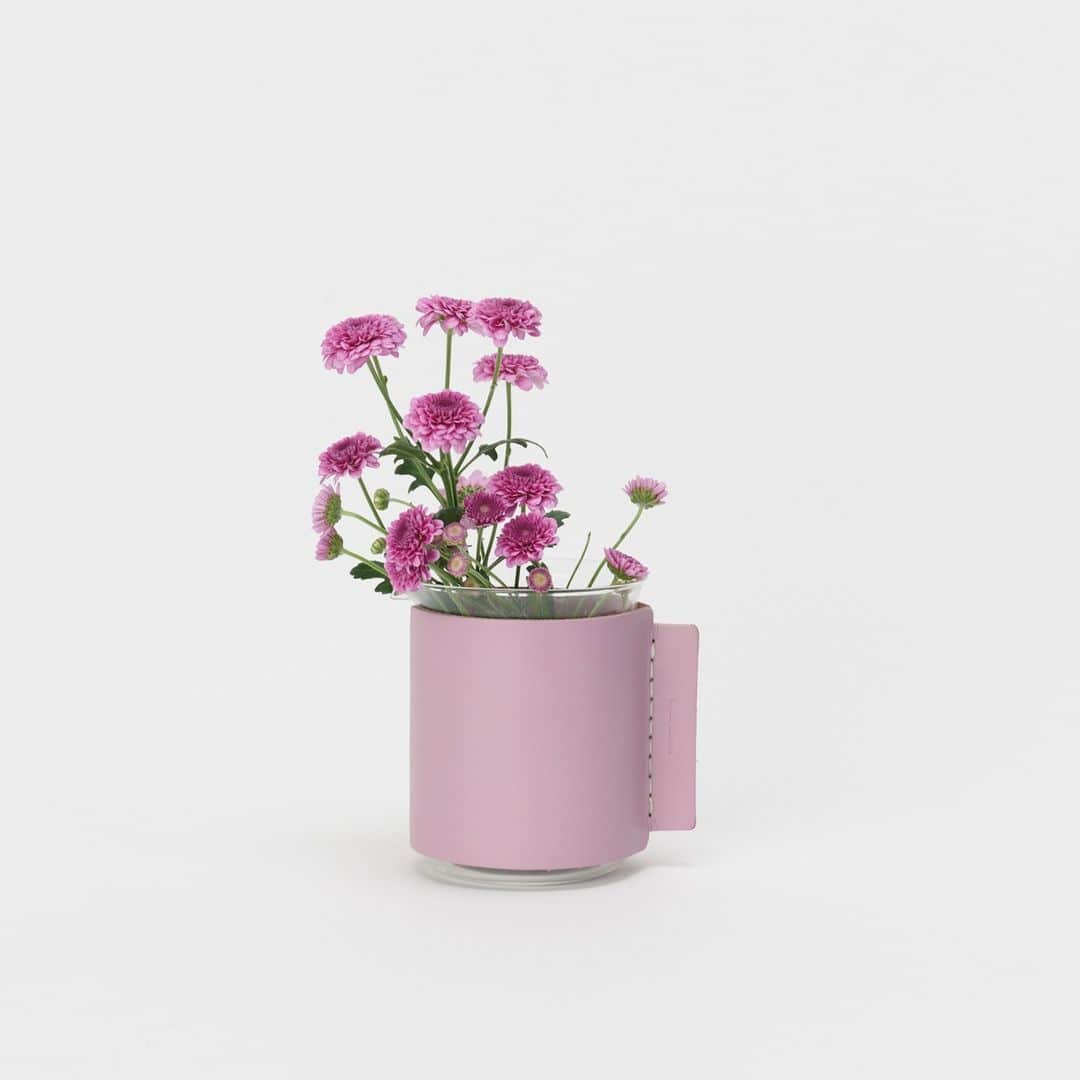 エンダースキーマのインスタグラム：「New collection, 2023ws(winter/spring) will be at stores from the 15th of Apr. *flagship stores @sukima_shop and retailers in Japan  model: science vase：化瓶 color: natural, black, lavender  #sciencevase #henderscheme #2023ws」