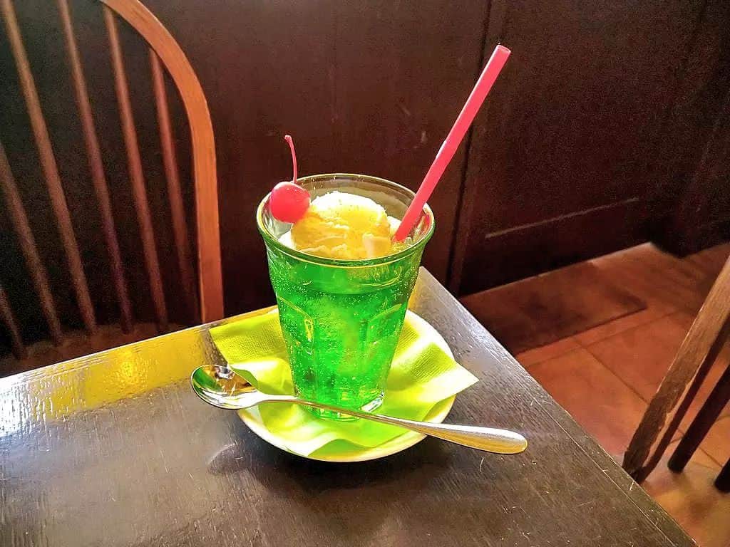 のインスタグラム：「. 【アルバイト スタッフ募集中】 . レトロ懐かしい『クリームソーダ(緑)』(税込680円)。 メロン香る緑色の炭酸水にバニラアイスとサクランボを浮かべた人気のフロートです♪ . #おいもカフェ金糸雀 #おいもカフェ #鎌倉 #小町通り #湘南 #神奈川 #カフェ #鎌倉カフェ #湘南カフェ #神奈川カフェ #鎌倉スイーツ #鎌倉グルメ #鎌倉観光 #鎌倉旅行 #鎌倉散歩 #鎌倉デート #クリームソーダ #フロート #メロンソーダ #クリームメロン #ソーダ #炭酸 #メロン #メロンスイーツ #さくらんぼ #チェリー #バニラアイス #アイス #kamakura #가마쿠라 . 《おいもカフェ金糸雀》 営業時間：10:00-18:00(L.O.17:30) 定休日：水曜日 248-0006 神奈川県鎌倉市小町2-10-10 小町TIビル1F TEL：0467-22-4908」