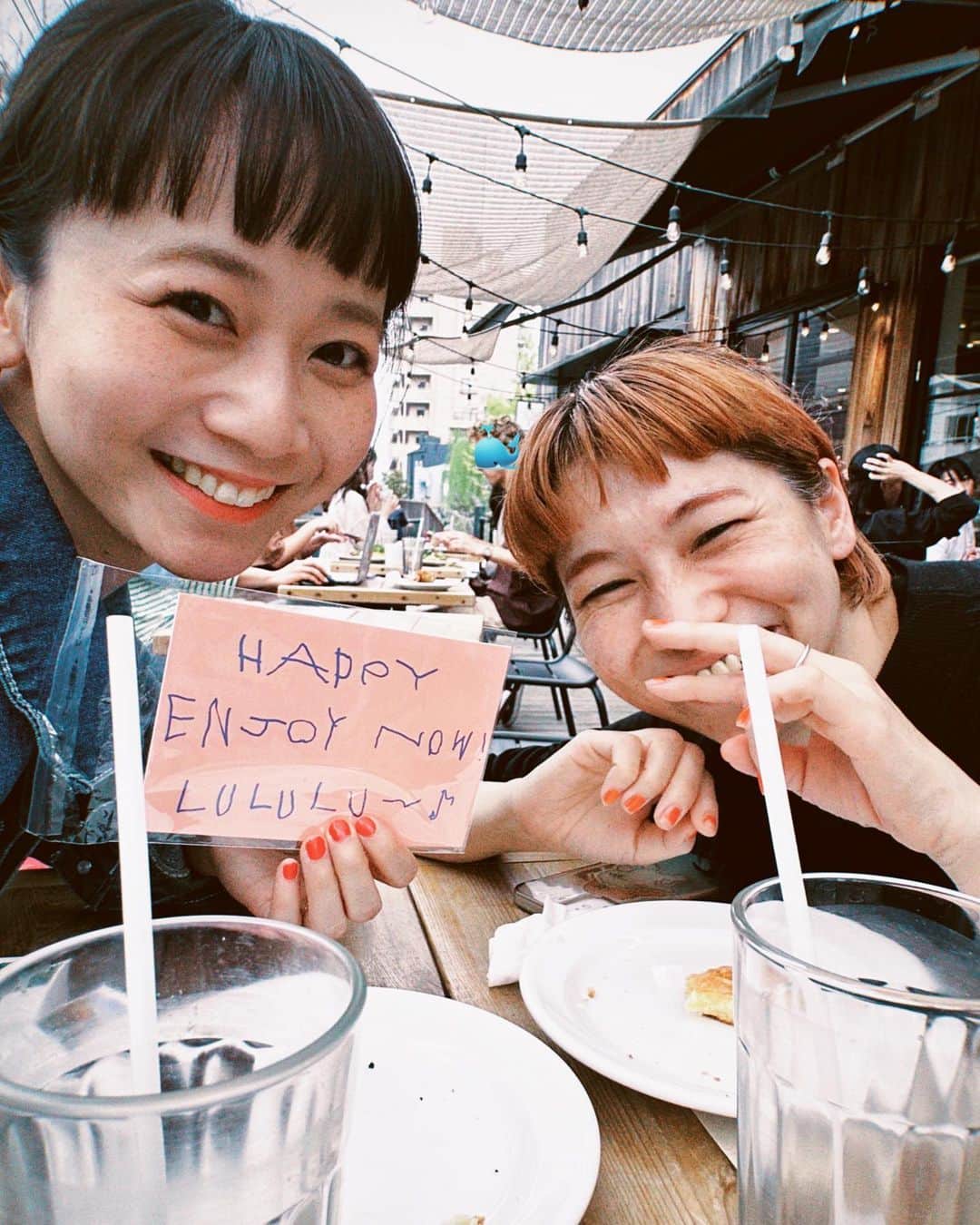 三戸なつめのインスタグラム：「わたしが上京する前、関西で読者モデルをしてた時代に大っ変お世話になったあすかさんとおランチ🌬 あすかさんのヘアモデルをたくさんさせてもらって、いろんな雑誌に出たりコンテストに出たり、思い出たくさんなんだぁー🥴 すっごく久しぶりに会って当時のこと振り返ったり、初心に帰るってことだぁー！って気付きがあったり、 すごくキラキラした時間だったよ〜！ そしてこれからもー✨キラッ HAPPY ENJOY NOW LULULU〜♪ るるる〜を胸に♪るるる〜♪ 1番最後に10年以上前のわたしたちも添えておきます！笑 顔まっっっっる！！！！笑笑 #mito_natsume」