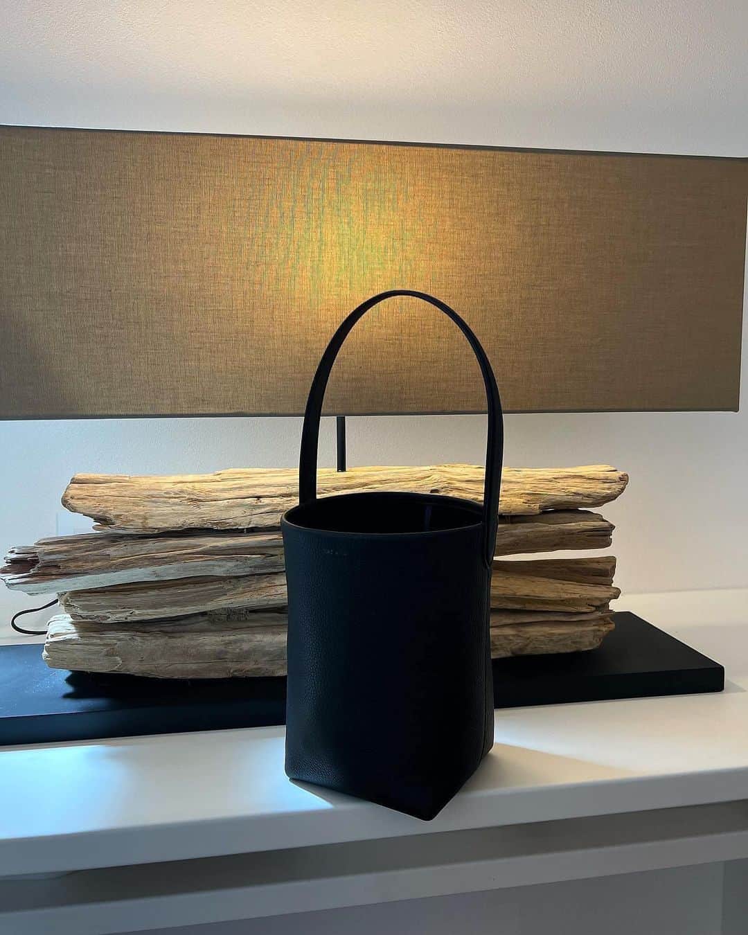 のインスタグラム：「ずっと狙っていた parktote smallをBUYMAで   スムーズにお買い物出来て あっという間に手元に届きました   嬉しくて毎日のように持ち歩いています♡   @buyma_official #buyma #buymastyle #therow」