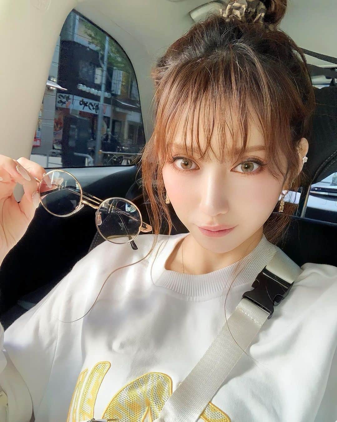 加賀美早紀のインスタグラム：「どーもハーフ美人です。 カラーレンズばかりかけてます🤓  #fashion All @fendi   #カラーレンズ #メガネ #ハーフ #メイク #ootd」