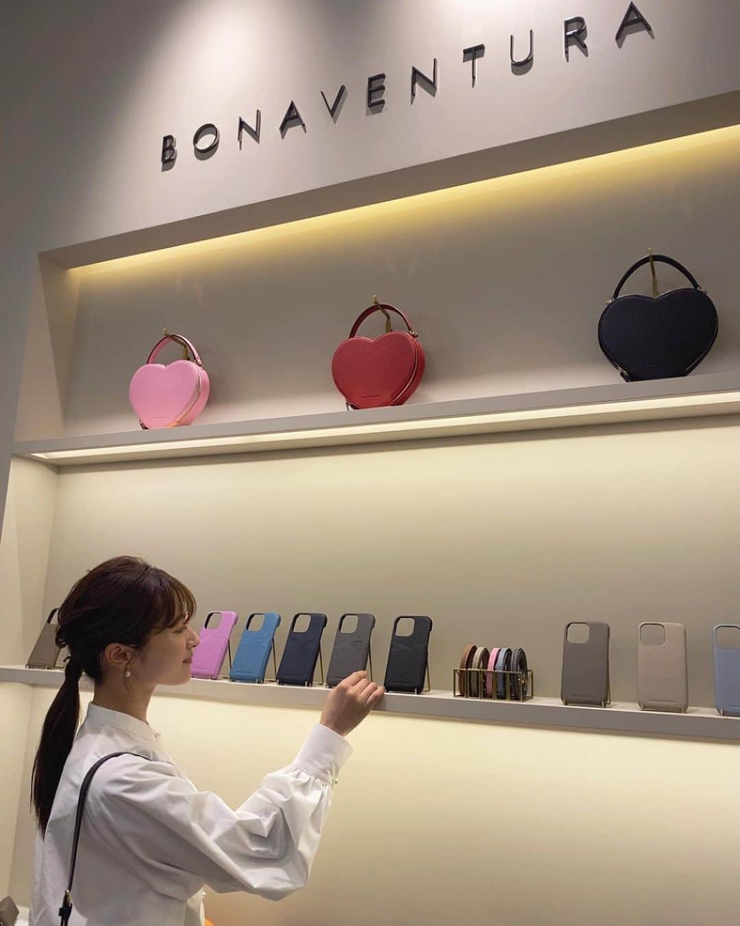 のインスタグラム：「🎀  @bonaventura.official   九州初のボナベンチュラ・フラッグシップショップが 福岡ガーデンシティーにOPENしたの🫢🤍   店内の雰囲気がとても素敵で見とれちゃいました🫣💖  私はコインケースgetしちゃったよ🫶🏻  ぜひ皆さんも行ってみてください🎀  #福岡ガーデンシティ  #ボナベンチュラ #bonaventura  #ボナベンチュラコインケース」