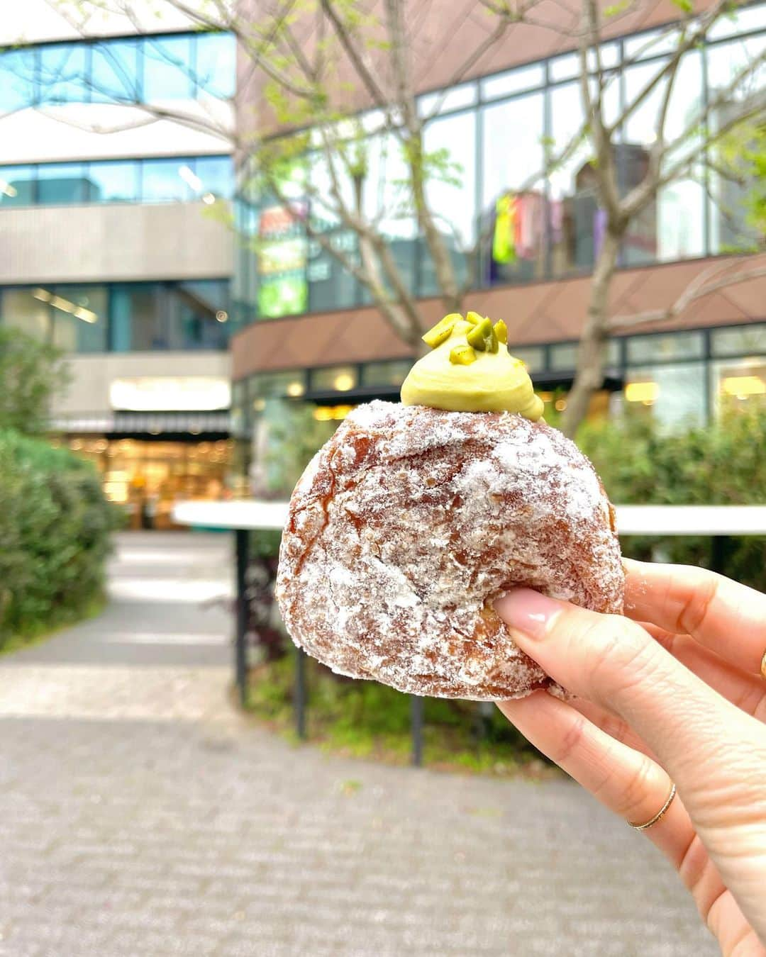 中田奈沙のインスタグラム：「🍩 @i.m.donut  オープン以来激混みのアイムドーナツ。 そこまで行列がすごくなかったので @yukie_t__ と並んでみた😆  アマムダコタンの系列なので 店内も雰囲気が似ていて 視界がおいしそうの大渋滞。  初めてなので1番プレーンなものと ピスタチオクリームを購入。 ハワイのマラサダみたいな感じだけど もっとふわふわでモチモチ。 食べたことを忘れるくらいの軽さ✨  …という事はゼロカロリーでしょうか😇😇😇  他のフレーバーも気になりすぎるので 近々またトライしてみようと思います😄  #奈沙ログ #奈沙ログin渋谷 #奈沙ログin表参道  #im_donut #アイムドーナツ #imdonut #donut #donuts #ドーナツ #アマムダコタン#amamdacotan」