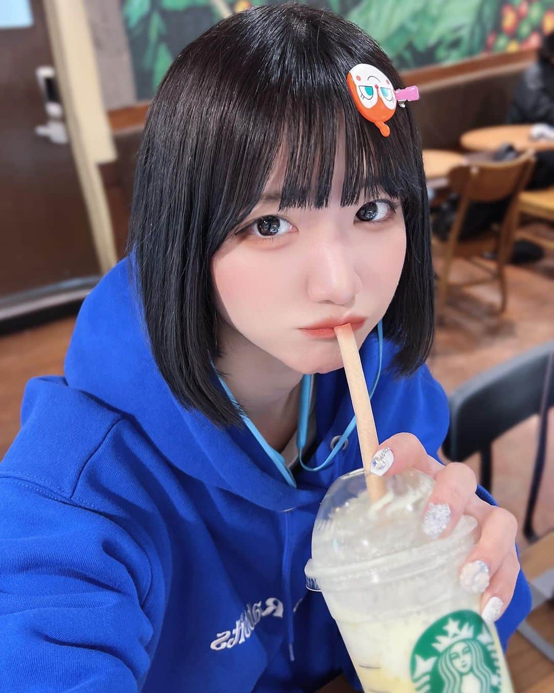 牧乃めいのインスタグラム：「彼女がフラペチーノわけてくれない  #粉我 #japaneseidol #idol #被写体 #被写体モデル  #被写体になります #ファインダー越しの私の世界 #撮影会 #アイドル  #自撮り界隈 #selfie #lfl #サブカル #likeforlike #いいね返しは絶対 #いいね返し #インナーカラー #model #地下アイドル #水色担当 #ootd #おしゃれさんと繋がりたい #ゴテゴテネイル  #ボブ #ミニボブ #좋아요 #맞팔 #ストリートファッション #fr2」