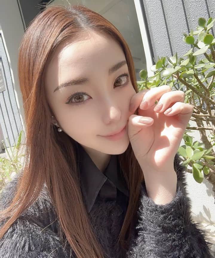 赤嶺紗羅のインスタグラム：「キラーん💅笑 　 4月後半になると晴れの日☀️は あったかいね〜🫶🫶 　 眉毛や顔の印象の勉強するつもりが全部気になって 結局トータルスタイリングしたい👈」