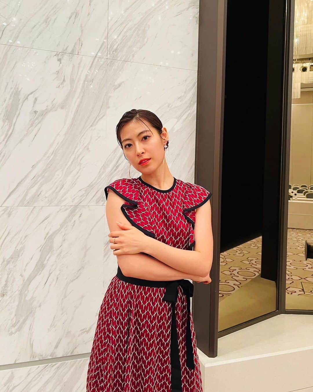 瀧本美織のインスタグラム：「❤️💜 earrings @matildarose_official 💍 @ov_jewelry_official 👠 @kanematsu_official」