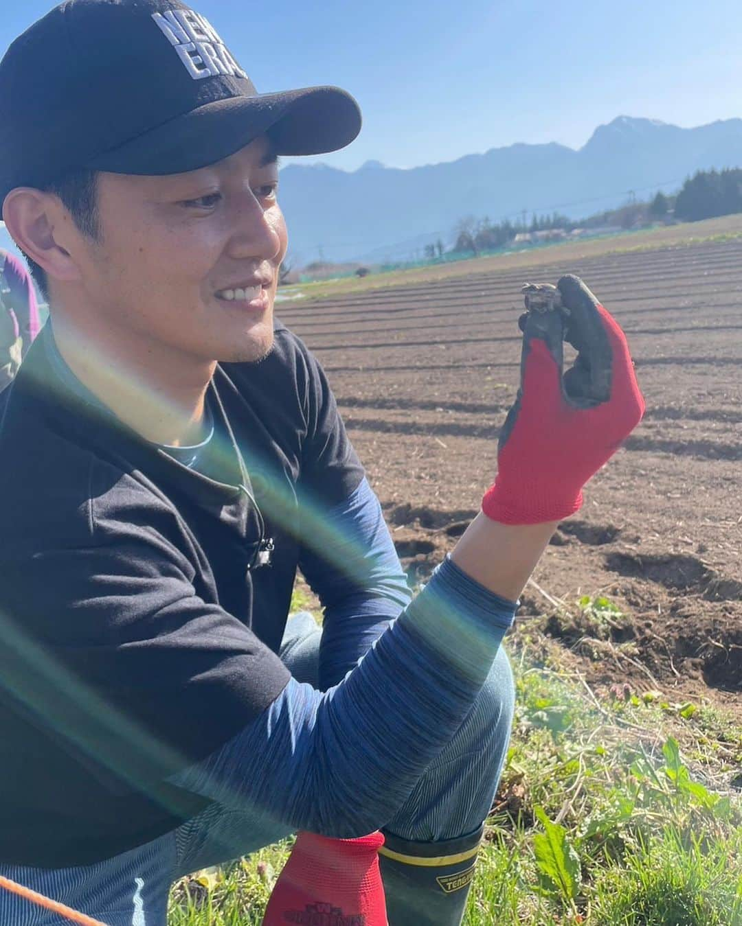 工藤阿須加さんのインスタグラム写真 - (工藤阿須加Instagram)「さてさて、今年もついに本格的に作付け開始😏 去年から育ててるニンニクは今でも元気に成長中🤤👍  そしてこの前、ケールとコールラビの苗を定植して、生トウモロコシの苗作りを開始しました！！  さぁ！今年もやるぞーーーーーー💪 2枚目はカエル🐸  #農業#苗作り #生トウモロコシ#カエルに遭遇」4月13日 13時01分 - asuka_kudo_ak