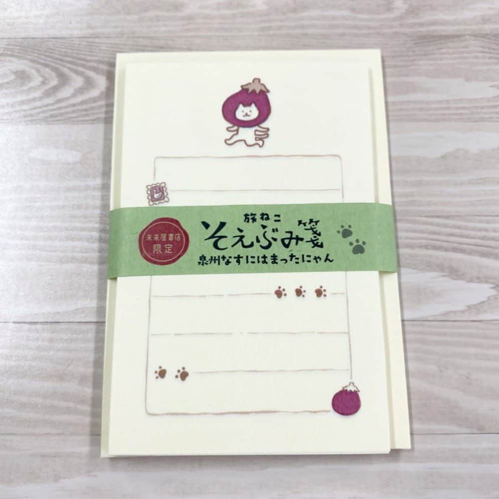 古川紙工株式会社さんのインスタグラム写真 - (古川紙工株式会社Instagram)「皆様こんにちは！営業Cです😊 今日は弊社と未来屋書店のコラボ商品『旅ねこそえぶみ箋』発売のお知らせです✨  【おいしいモノ】【楽しいコト】を探しながら各地の未来屋書店を巡り旅をするねこのそえぶみ箋。 本や文具をモチーフにしたデザインの他、特産品や名所など地域ならではのオリジナル柄が特徴です。  ※販売店舗など販売についての詳細は未来屋書店HPでご確認ください。 https://www.miraiyashoten.co.jp/news/tabineko_soebumi/  皆さんも未来屋書店さんの旅ねこに会いに、未来屋書店さんに遊びにきてくださいね🐱  写真2枚目 ◆未来屋書店限定柄 左「内角の和は180度にゃん」 右「おさかな食べたいにゃー」  写真3枚目 ◆4月14日発売 りんくう泉南店限定柄「泉州なすにはまったにゃん」  写真4枚目 ◆4月21日発売 石巻店限定柄「アクロバット飛行したにゃん」  ※こちらは未来屋書店様オリジナル商品のため古川紙工オンラインショップでの取り扱い、直営店での取り扱いはございません。  #未来屋書店 #古川紙工 #furukawashiko #stationery #そえぶみ箋 #文具 #文具好き #和紙 #オリジナル #美濃和紙 #猫好き #ネコ #旅行 #文具沼」4月13日 13時04分 - furukawashiko