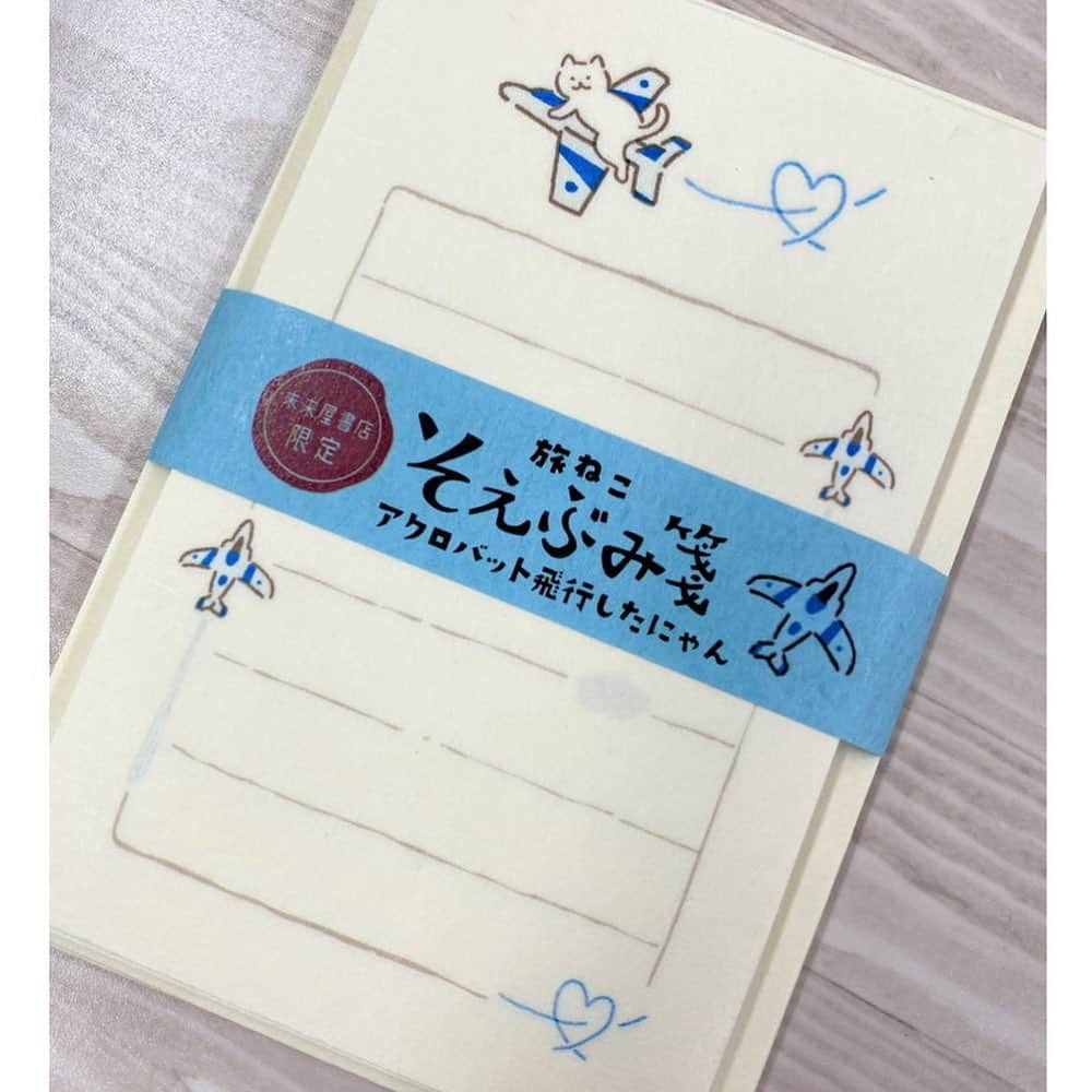 古川紙工株式会社さんのインスタグラム写真 - (古川紙工株式会社Instagram)「皆様こんにちは！営業Cです😊 今日は弊社と未来屋書店のコラボ商品『旅ねこそえぶみ箋』発売のお知らせです✨  【おいしいモノ】【楽しいコト】を探しながら各地の未来屋書店を巡り旅をするねこのそえぶみ箋。 本や文具をモチーフにしたデザインの他、特産品や名所など地域ならではのオリジナル柄が特徴です。  ※販売店舗など販売についての詳細は未来屋書店HPでご確認ください。 https://www.miraiyashoten.co.jp/news/tabineko_soebumi/  皆さんも未来屋書店さんの旅ねこに会いに、未来屋書店さんに遊びにきてくださいね🐱  写真2枚目 ◆未来屋書店限定柄 左「内角の和は180度にゃん」 右「おさかな食べたいにゃー」  写真3枚目 ◆4月14日発売 りんくう泉南店限定柄「泉州なすにはまったにゃん」  写真4枚目 ◆4月21日発売 石巻店限定柄「アクロバット飛行したにゃん」  ※こちらは未来屋書店様オリジナル商品のため古川紙工オンラインショップでの取り扱い、直営店での取り扱いはございません。  #未来屋書店 #古川紙工 #furukawashiko #stationery #そえぶみ箋 #文具 #文具好き #和紙 #オリジナル #美濃和紙 #猫好き #ネコ #旅行 #文具沼」4月13日 13時04分 - furukawashiko