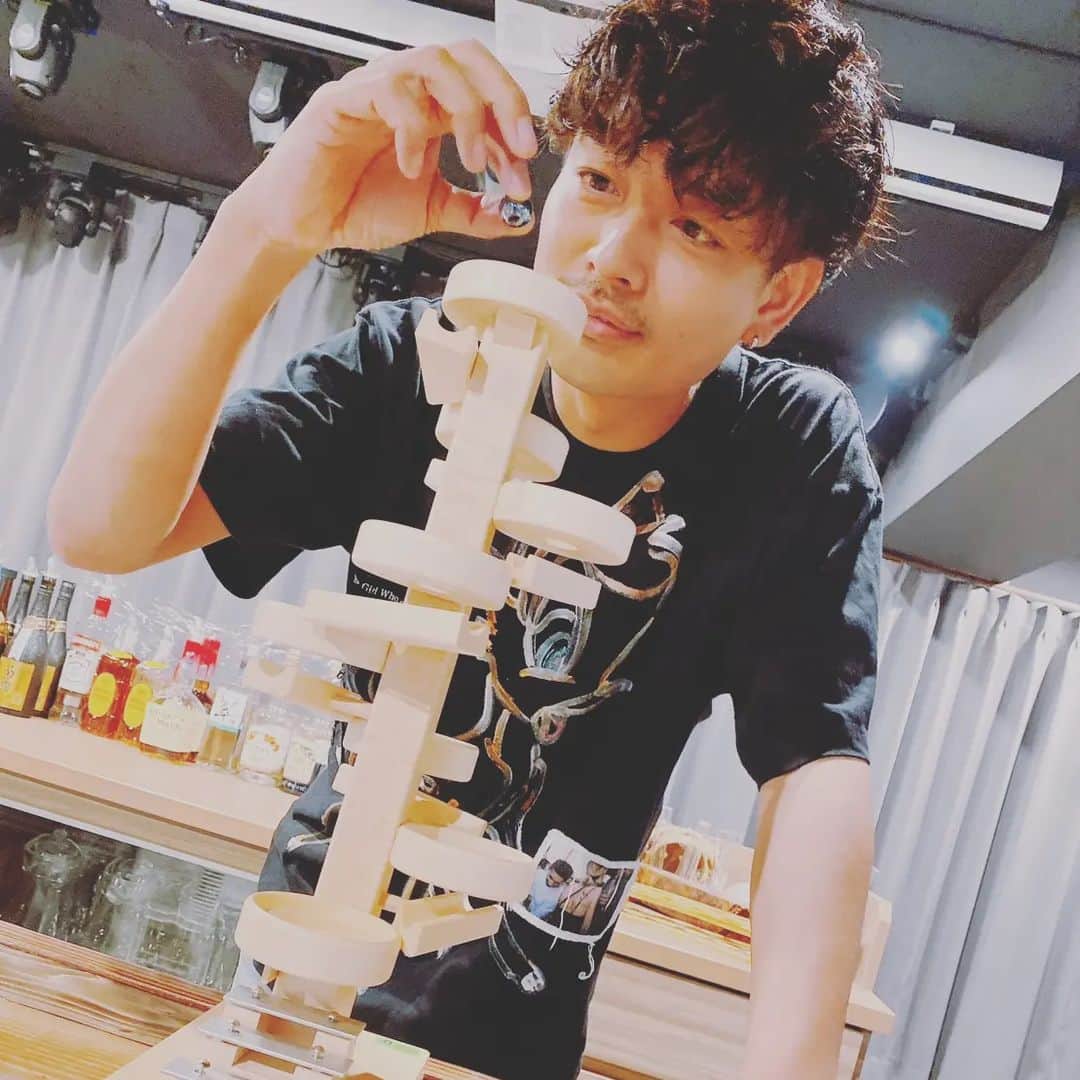 中村昌也のインスタグラム：「新しいゲーム届きました❕ 面白いし、スリルありますw 一緒に楽しみましょう＼(^o^)／ 本日営業しております😆　 宮古島市平良下里646-2 バロックビル6階 20時〜朝4時 #宮古島 #沖縄 #宮古島バー #miyakojima #miyakojimabar #バーイズ #イズ #baris #is #newopen #居酒屋 #海 #beach #japan #中村昌也」