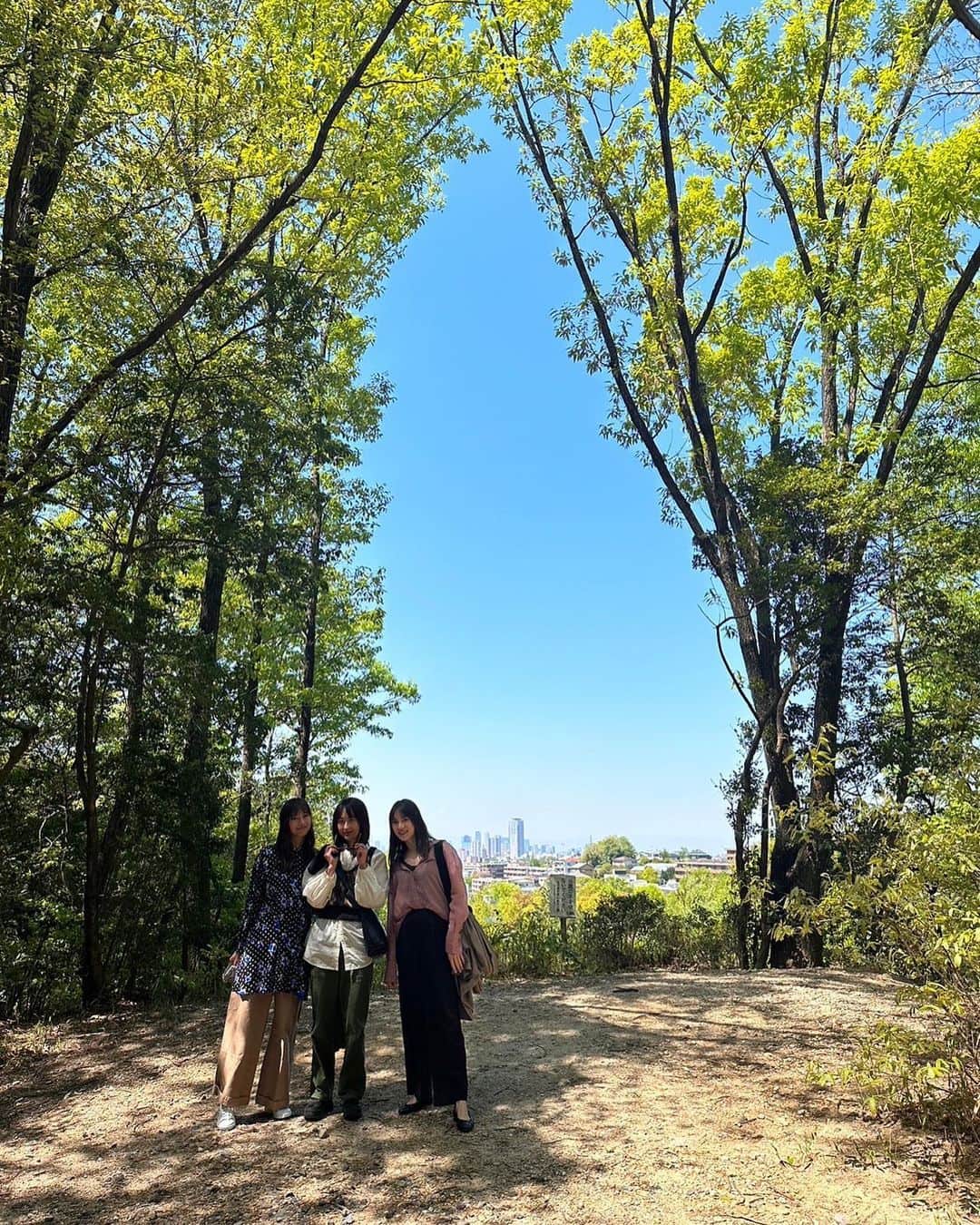 安座間美優さんのインスタグラム写真 - (安座間美優Instagram)「愛知県にある豊川稲荷へ。 赤坂にある豊川稲荷の別院に毎年初詣に行っているんですが、大本殿は初めて。 やっと行けて嬉し♡ お天気もとてもよくて、八重桜がすっごく綺麗でした🌸  他にも朝の公園をお散歩したり、お買い物したり、美味しいものを食べたり。 リフレッシュできた旅でした🌱  街を歩いていると、外国の方をよく見かけるようになりましたね。 日常が戻ってきてるんだぁと思って嬉しい☺️ 　 #みゅう旅#名古屋#nagoya#豊川稲」4月13日 13時18分 - mew_azama