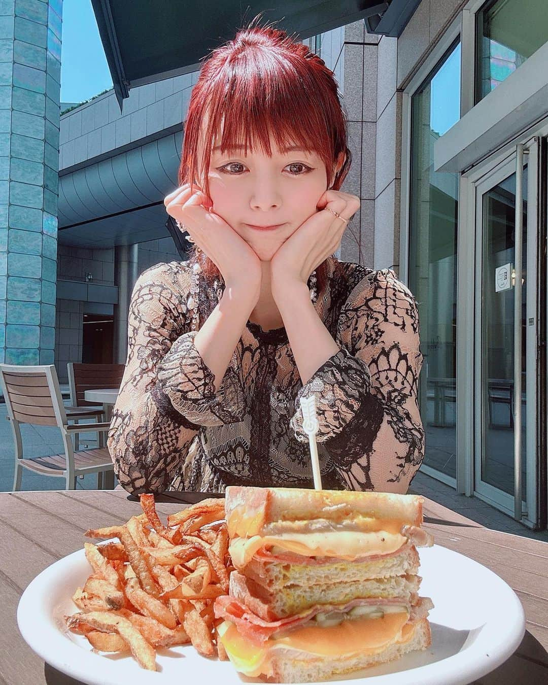 satomiさんのインスタグラム写真 - (satomiInstagram)「🇺🇸🍴🥪🍔 ・ アメリカーーン🇺🇸期間限定メニュー食べに バビーズ汐留でlunchー🥪🍟 【グリルチーズハムサンドウィッチ🥪】 ・ 今ねアメリカの食材や食文化にふれられるフードイベント「TASTE OF AMERICA 2023」が開催中で都内を中心とした約30店舗のレストランで限定メニューが食べられるよ✌️ ・ 限定メニューやアメリカ食材を使った料理を投稿すると、プロのカメラマンによる素敵なポートレート撮影が抽選で当たるフォトキャンペーンもやってるよ！お見逃しなくーー📷 ・ 詳細は→ @tasteofamerica2023　🥪 ・ ここねオススメはapple pie🍎 1番好き❤️ ・  ✼••┈┈┈┈┈••✼ 「TASTE OF AMERICA 2023」 開催期間：2023年4月3日～16日(日)   ＜フォトキャンペーン＞ 【１】 @tasteofamerica2023 をフォロー 【２】以下２つのハッシュタグ、１つのメンションを付けてInstagramに写真を投稿 #テイストオブアメリカ2023 #ごちそうUSA @tasteofamerica2023　 ✼••┈┈┈┈┈••✼ ・  #テイストオブアメリカ2023 #ごちそうUSA @tasteofamerica2023　  #汐留シティーセンター  #Bubbys #バビーズ  #バビーズ汐留  #汐留グルメ #汐留ランチ  #新橋グルメ #新橋ランチ  #新橋ディナー  #東京ハンバーガー  #グリルチーズハムサンドウィッチ #パンケーキ #アップルパイ #サンドウィッチ #ハンバーガー #日テレ #フライドチキン #吉祥寺グルメ」4月13日 13時11分 - saatoomii47