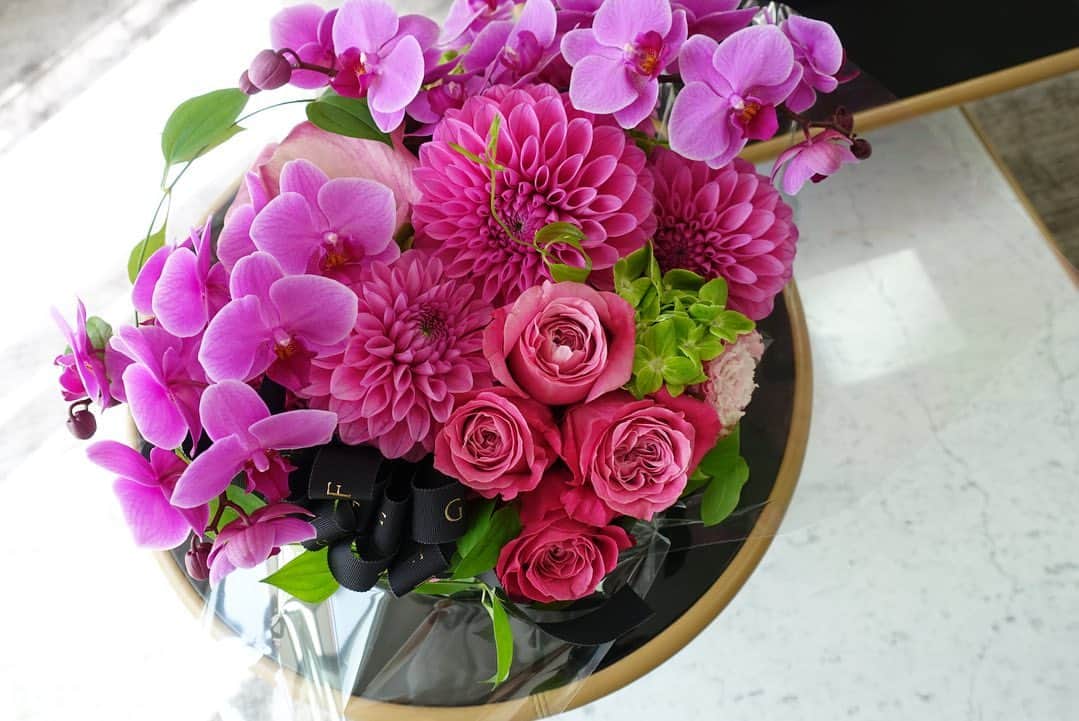 のインスタグラム：「From  @graff 💎 いつも本当素敵なアレンジメント💐 見ているだけで癒されます。」