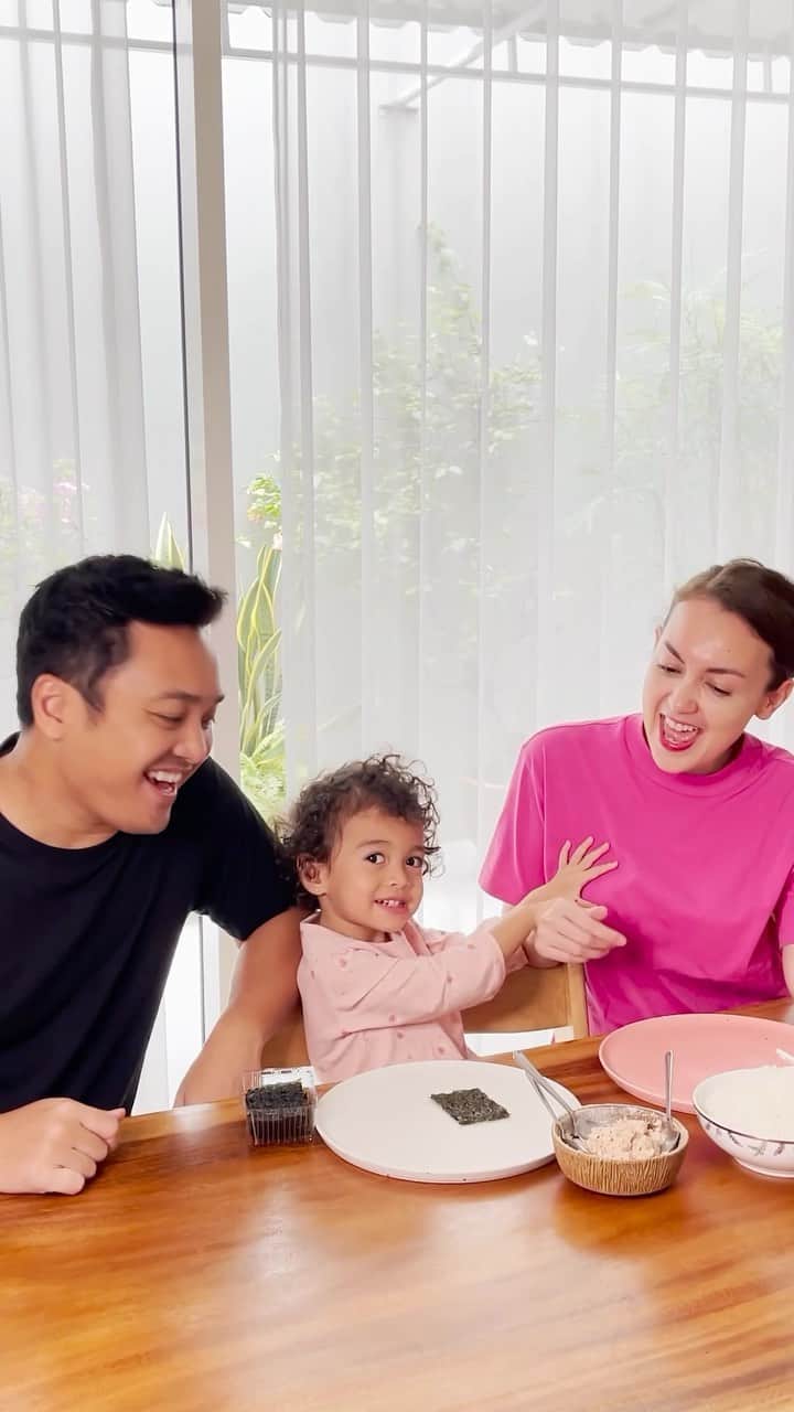 Rianti Cartwrightのインスタグラム：「Our first time making Onigiri Tuna Mayo! Masih berantakan dan tidak sempurna tapi prosesnya seru dan rasanya enak 🤣❤️. Ini resepnya, try it for a fun family activity:   Onigiri Tuna Mayo Recipe:  Bahan-bahan :  Lembaran rumput laut kering (nori) - yang di video terlalu kecil sebetulnya tapi kami pakai yang ada aja mereknya Laverland Crunch yang seasalt.  Tuna kaleng (ini merek Asahi Tuna dalam air garam - chunk).  1-2 sendok makan Kewpie Mayonaise (sesuai selera). Cas like a lot of mayo.  1-2 sendok teh kecap asin (soy sauce) - kami pakai merek Lee Kum Kee. Again sesuai selera. Di resep 1 sendok teh tapi @casalfonso tidak sengaja tuang kebanyakan dan tetap enak 🤣❤️.  Nasi hangat (yang di video terlalu panas).  Garam secukupnya.  Air minum secukupnya untuk melembabkan tangan supaya nasi tidak menempel.  Cara Membuat:   Buang semua air dalam kaleng tuna, tiriskan tuna, dan campurkan tuna dengan soy sauce dan kewpie mayonaise sampai merata.  Siapkan nori dan nasi hangat.  Basahi tangan dan taburkan sedikit garam di telapak tangan.  Ambil dua hingga tiga sendok makan nasi lalu kepal. Isi bagian dalam dengan campura tuna mayo. Tutup dan rapikan membentuk segitiga.  Potong nori membentuk persegi panjang dan tempelkan di bagian bawah nasi kepal.  Enjoy or save for later ❤️」